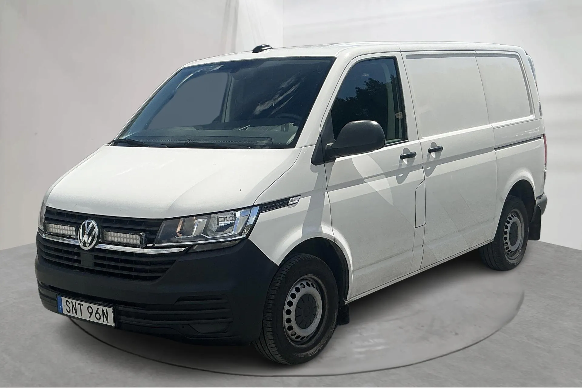 Presentationsfoto 1 av 16: VW Transporter T6 2.0 TDI BMT Skåp (150hk) - 22 250 mil - Automat - vit - 2020