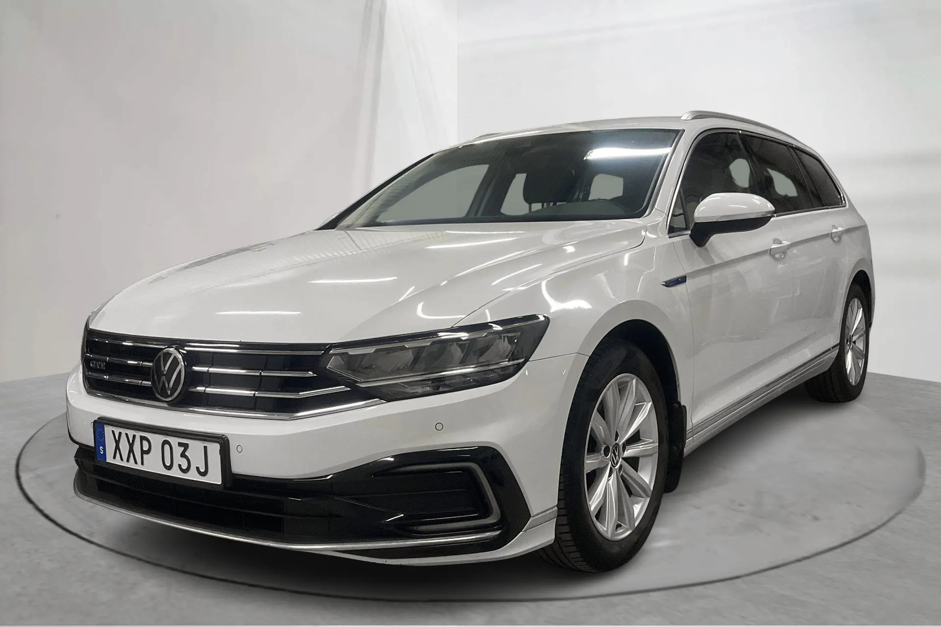 Presentationsfoto 1 av 19: VW Passat 1.4 GTE Sportscombi (218hk) - 12 705 mil - Automat - vit - 2022
