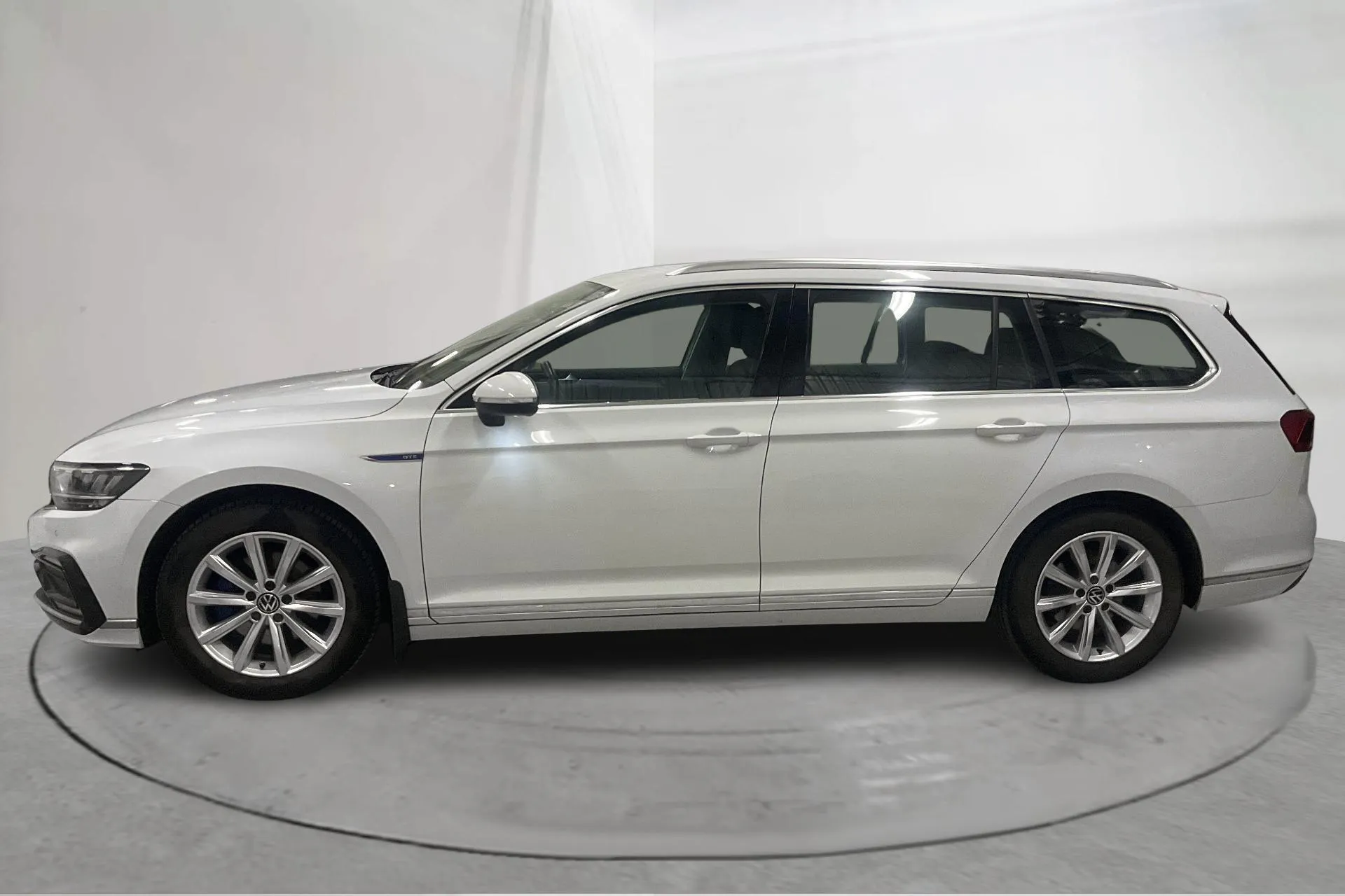 Presentationsfoto 2 av 19: VW Passat 1.4 GTE Sportscombi (218hk) - 12 705 mil - Automat - vit - 2022