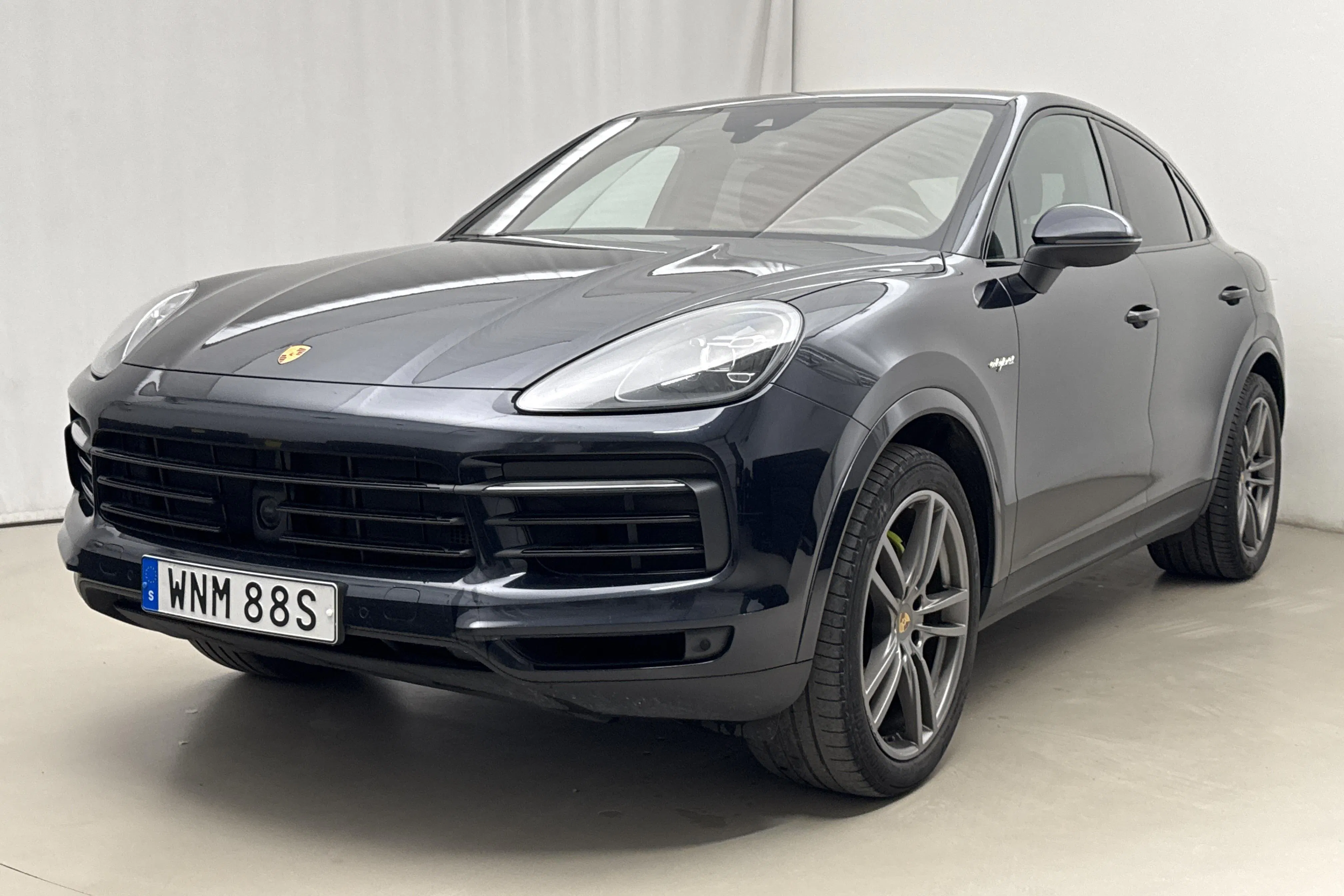 Presentation photo 1 of 26: Porsche Cayenne E-hybrid (462hk) - 12 558 Scandinavian mile - Automatic - light blue - 2021