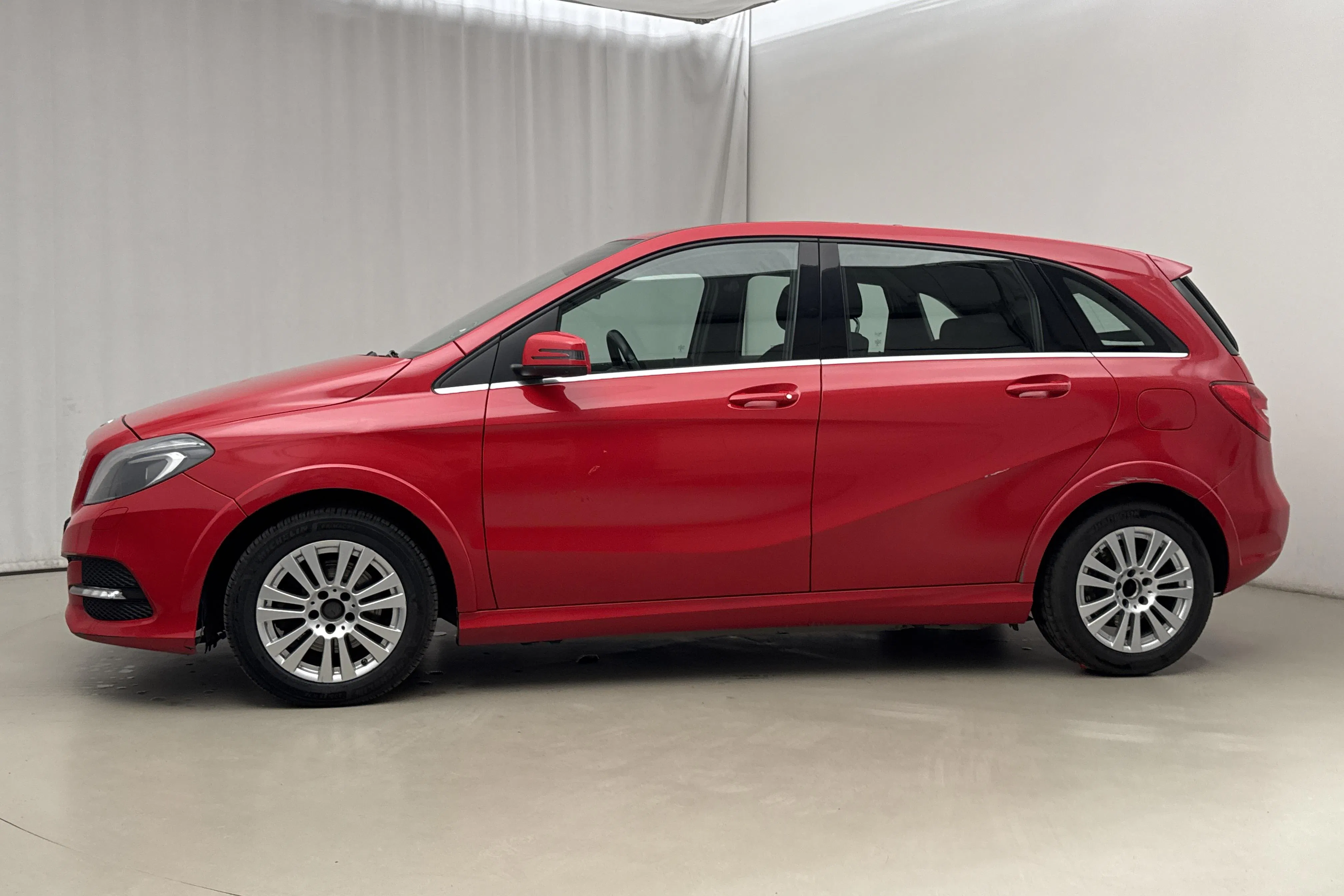 Presentationsfoto 2 av 16: Mercedes B 200 c W242 (156hk) - 34 041 mil - Automat - röd - 2015