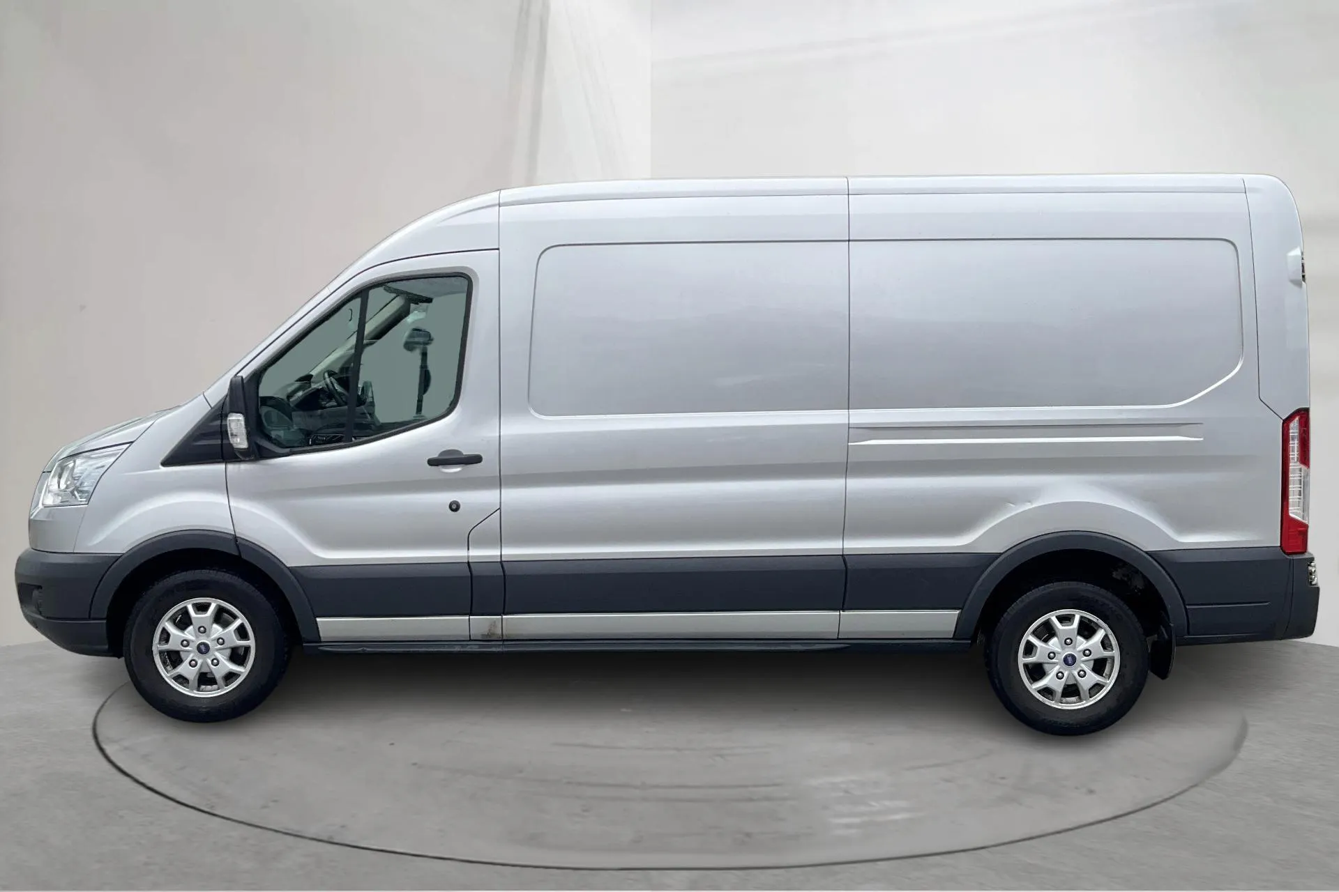 Presentationsfoto 2 av 12: Ford Transit 350 2.2 TDCi Skåp 2WD (155hk) - 21 341 mil - Manuell - grå - 2015