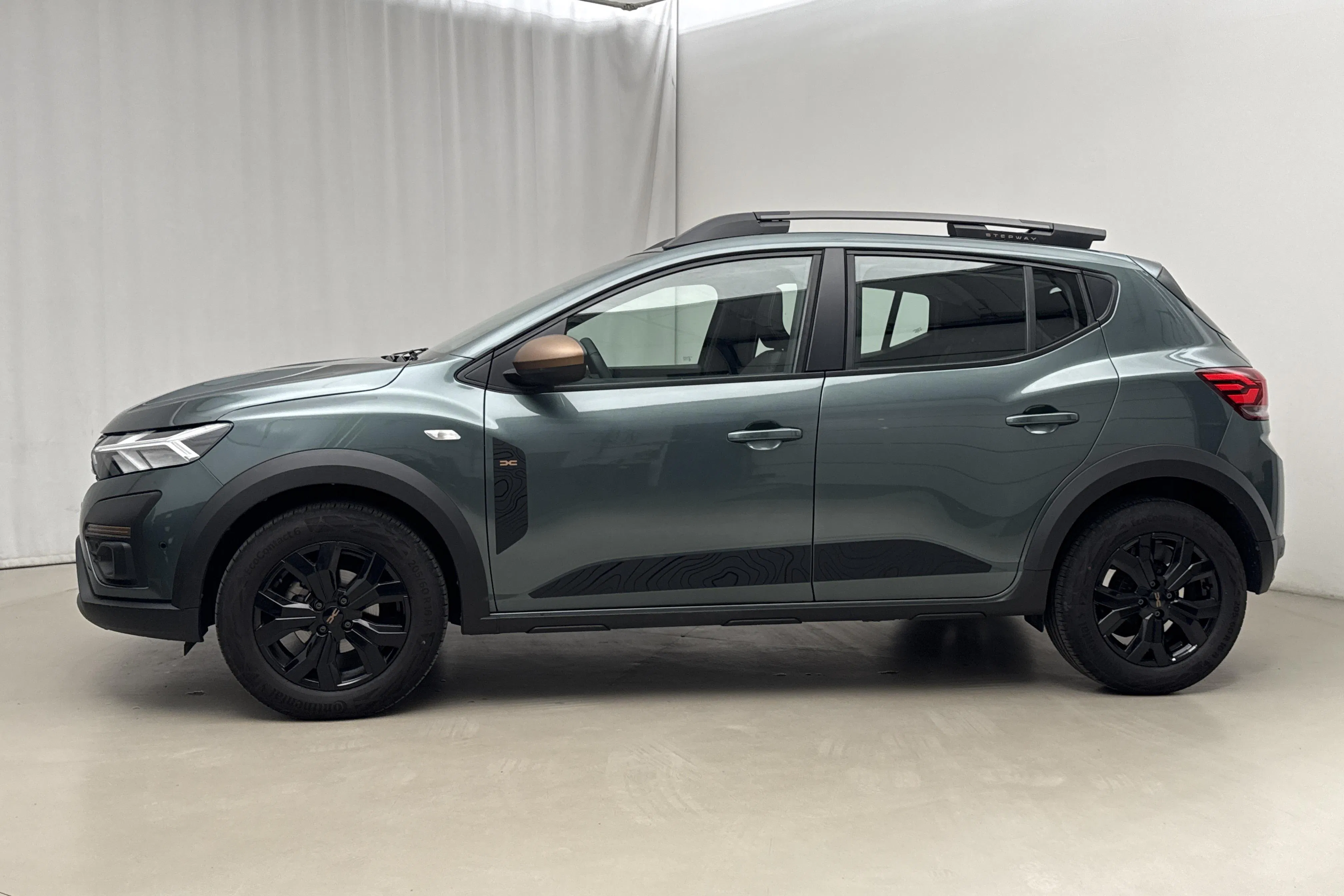 Presentationsfoto 2 av 19: Dacia Sandero Stepway 1.0 TCe (90hk) - 1 360 mil - Automat - grön - 2023