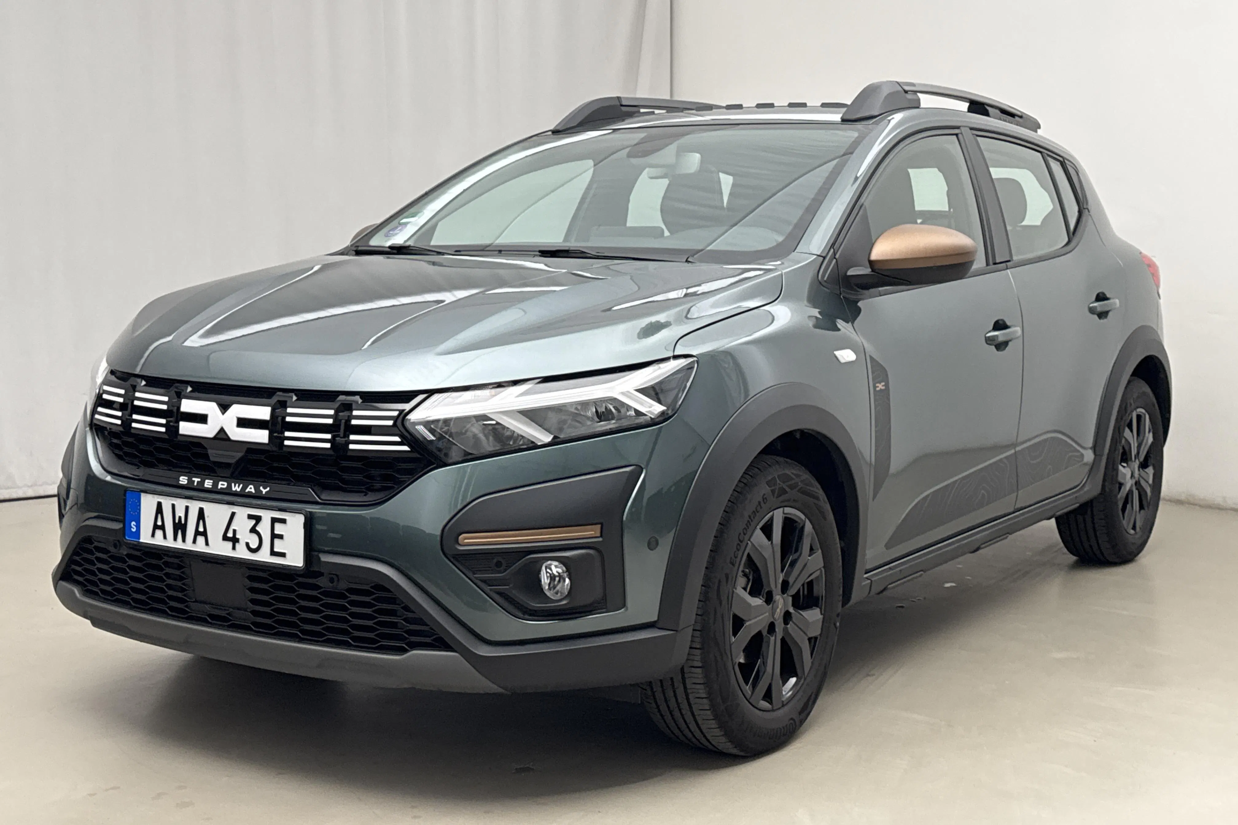 Presentationsfoto 1 av 19: Dacia Sandero Stepway 1.0 TCe (90hk) - 1 360 mil - Automat - grön - 2023