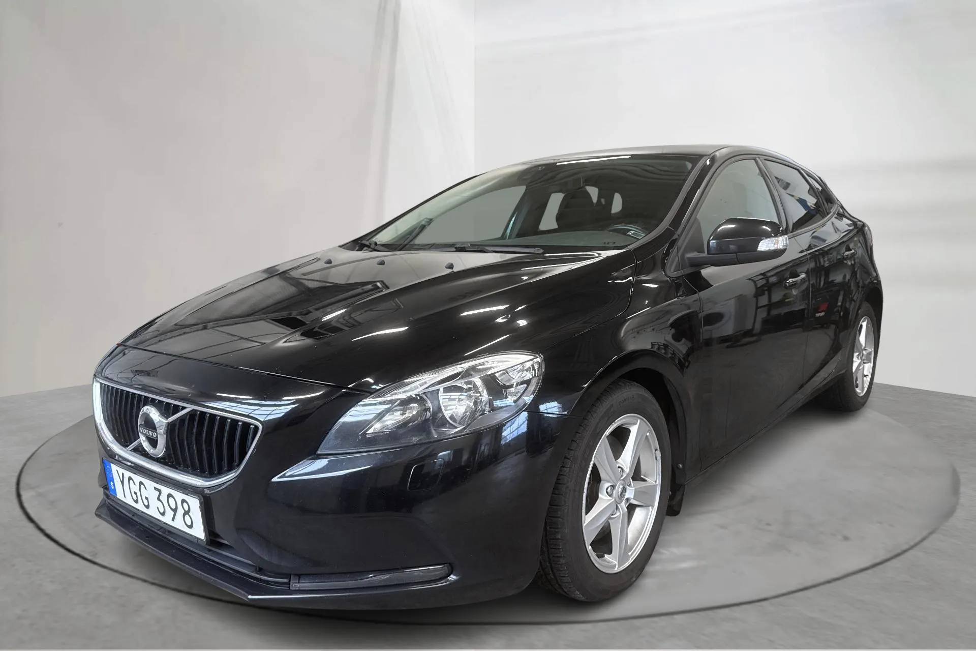 Presentation photo 1 of 14: Volvo V40 T3 (152hk) - 16 109 Scandinavian mile - Manual - black - 2017