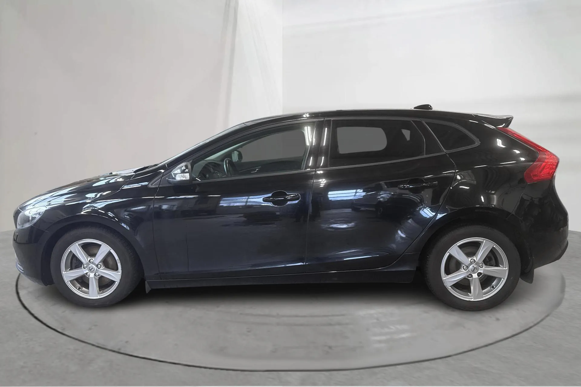 Presentation photo 2 of 14: Volvo V40 T3 (152hk) - 16 109 Scandinavian mile - Manual - black - 2017