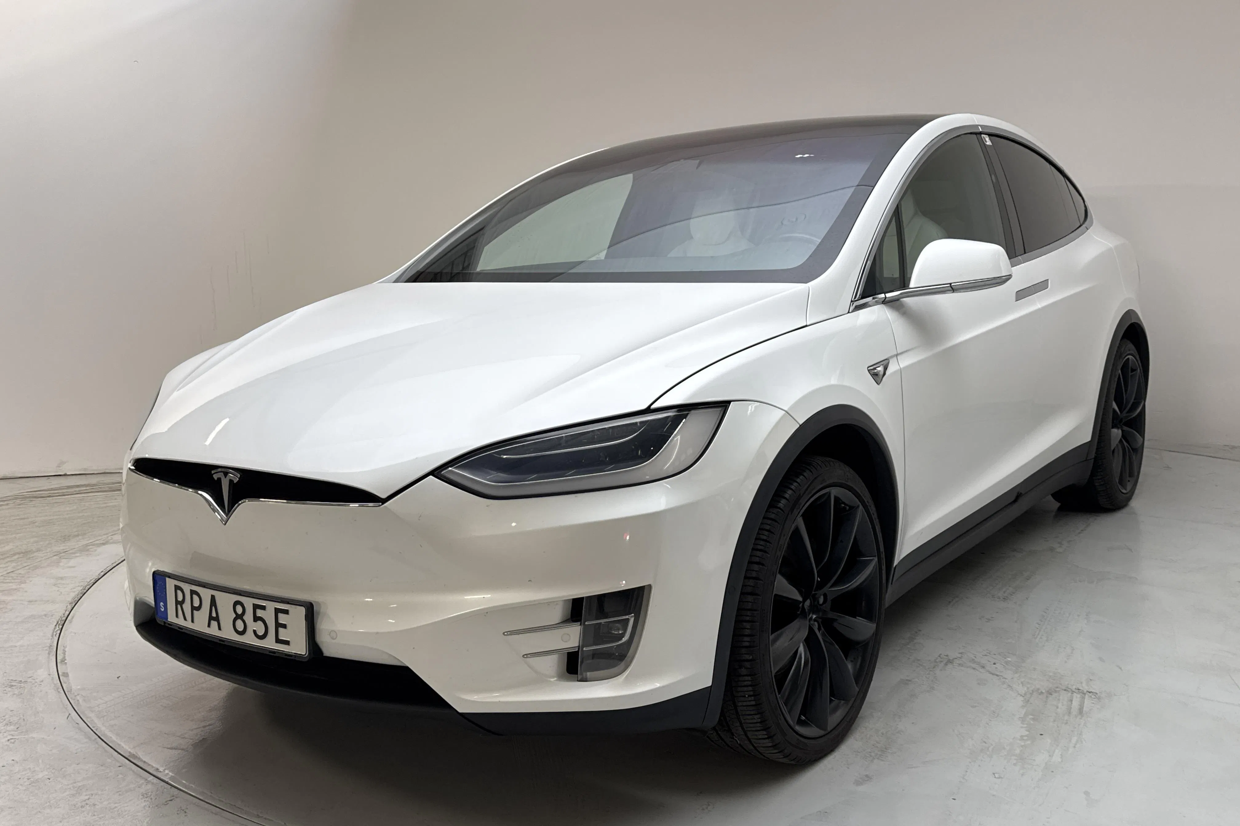 Presentationsfoto 1 av 21: Tesla Model X 100D - 20 686 mil - Automat - vit - 2019