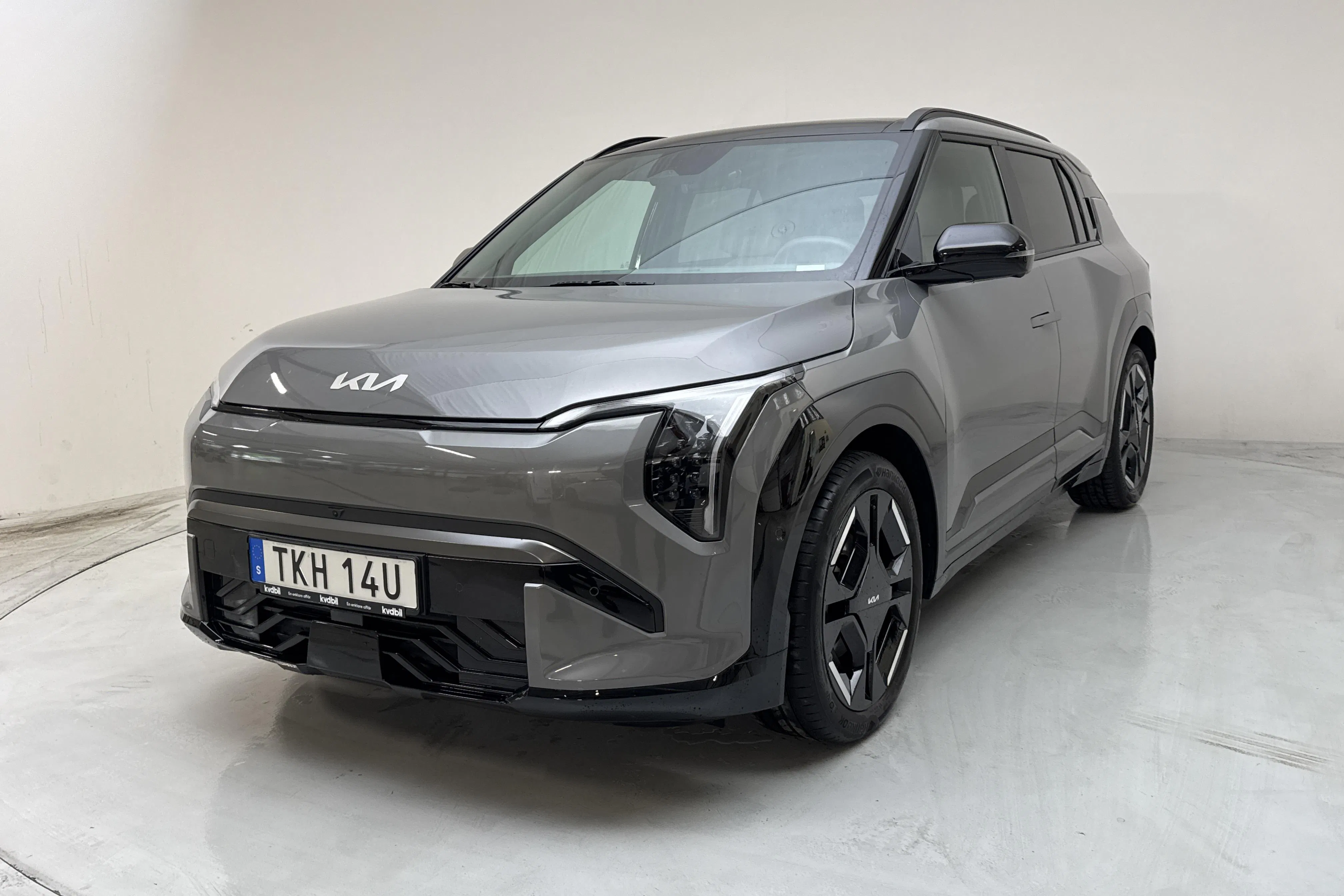 Presentation photo 1 of 30: KIA EV3 Long Range 81kWh (204hk) - 7 790 km - Automatic - gray - 2025