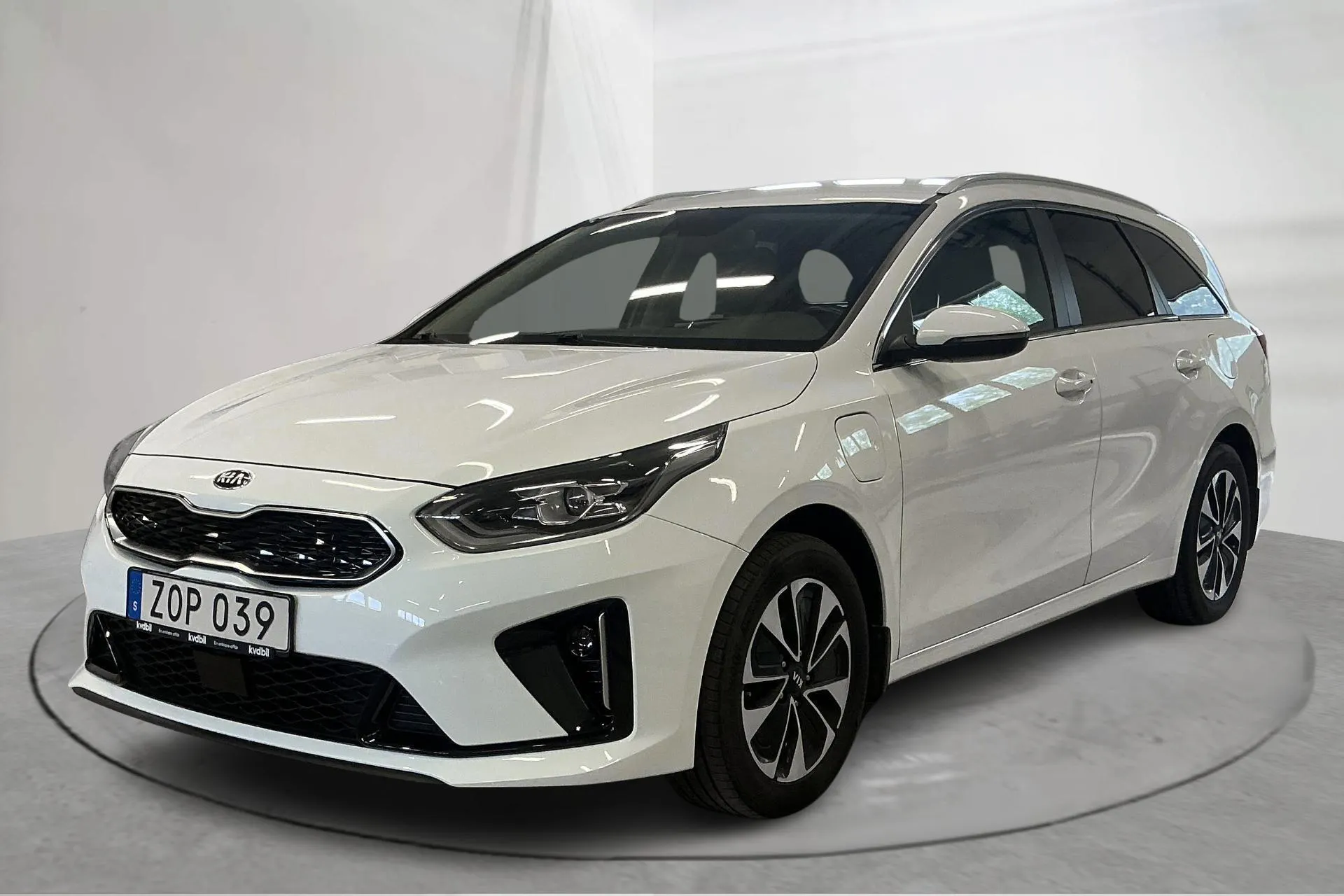 Presentation photo 1 of 19: KIA Ceed 1.6 Plug-in Hybrid SW (141hk) - 233 240 km - Automatic - white - 2020