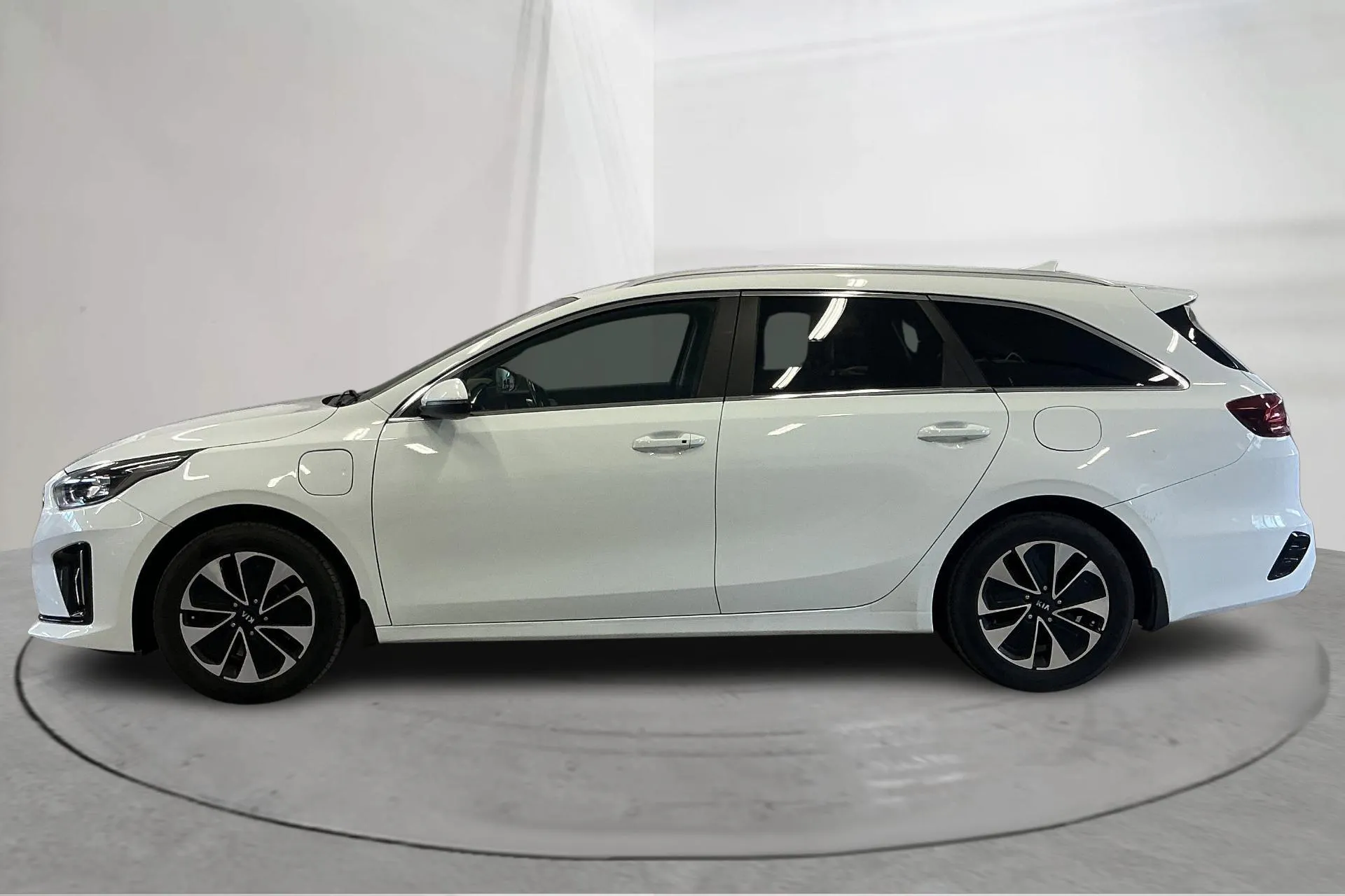 Presentation photo 2 of 19: KIA Ceed 1.6 Plug-in Hybrid SW (141hk) - 233 240 km - Automatic - white - 2020