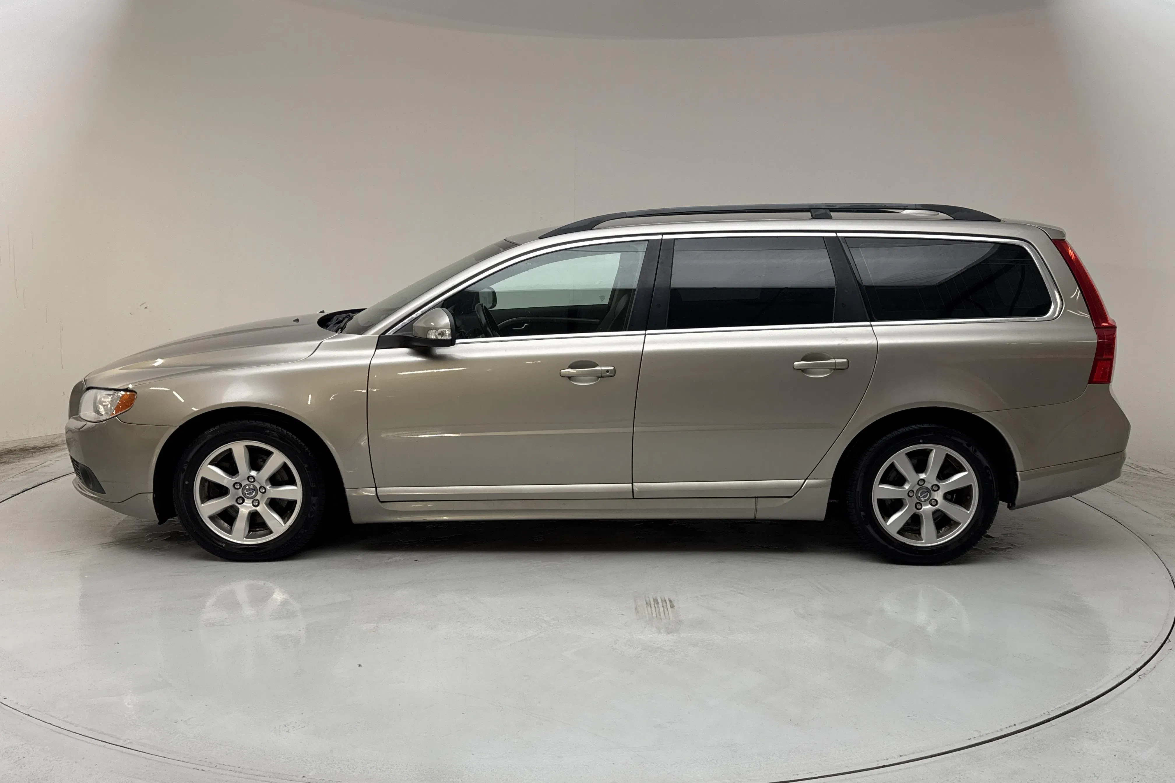 Presentationsfoto 2 av 14: Volvo V70 II 1.6D DRIVe (109hk) - 22 704 mil - Manuell - Ljusbrun - 2011