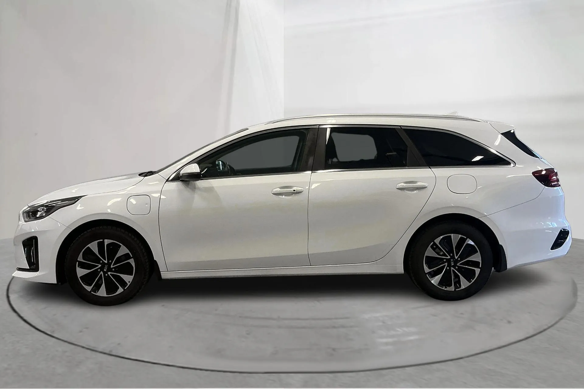 Presentation photo 2 of 17: KIA Ceed 1.6 Plug-in Hybrid SW (141hk) - 145 600 km - Automatic - white - 2021