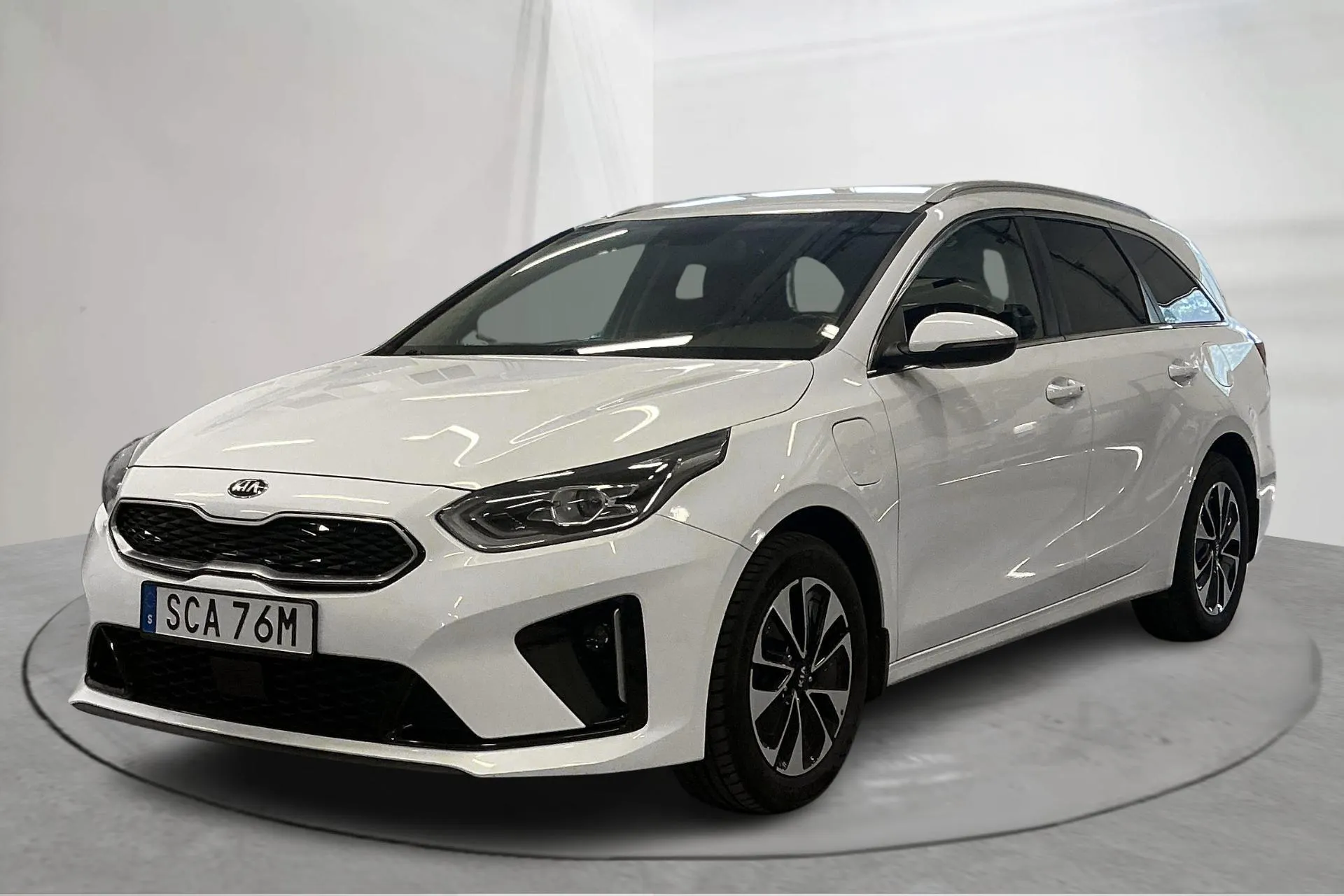 Presentation photo 1 of 17: KIA Ceed 1.6 Plug-in Hybrid SW (141hk) - 145 600 km - Automatic - white - 2021