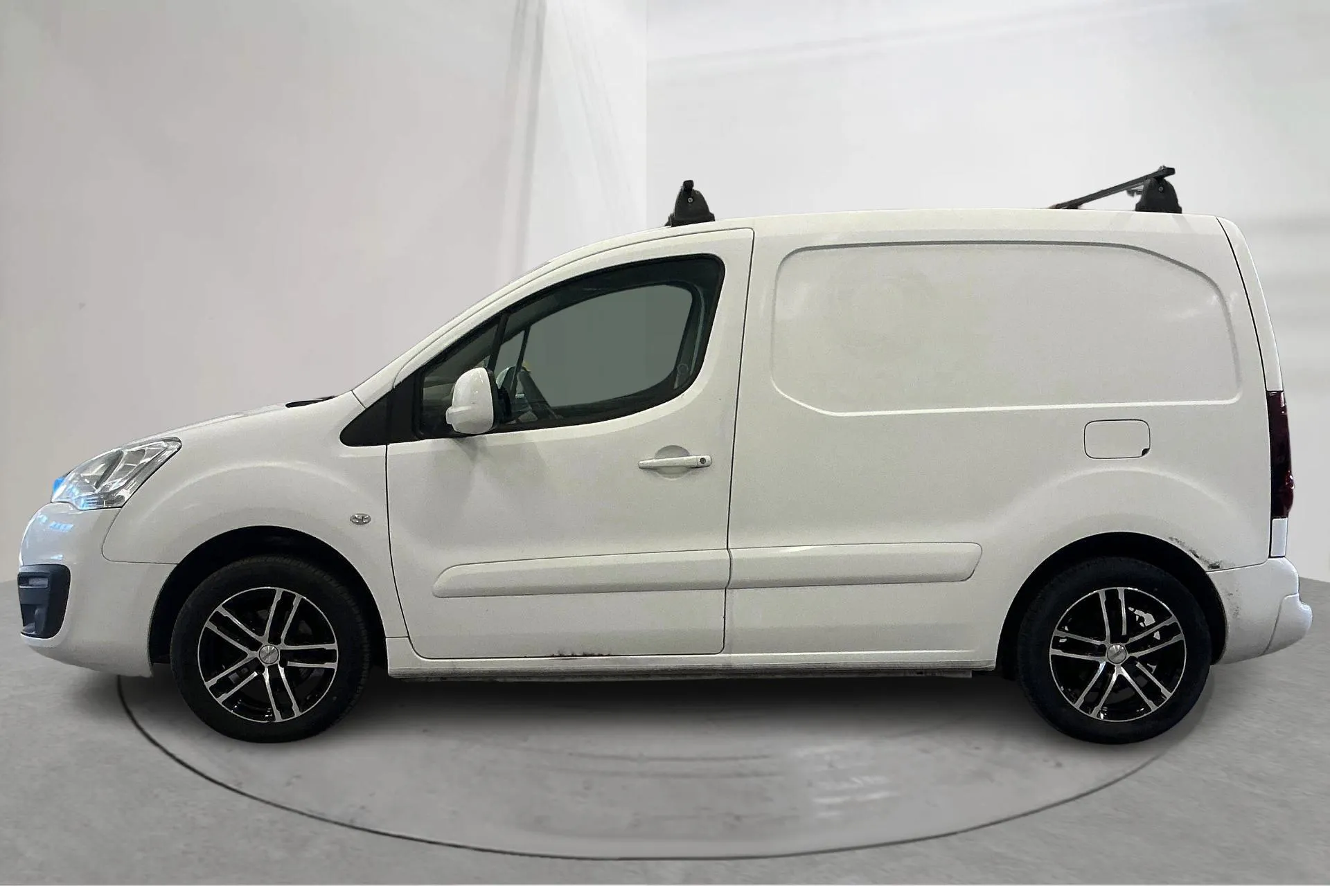 Presentationsfoto 2 av 13: Citroën Berlingo 1.6 BlueHDi Skåp (100hk) - 16 015 mil - Manuell - vit - 2015