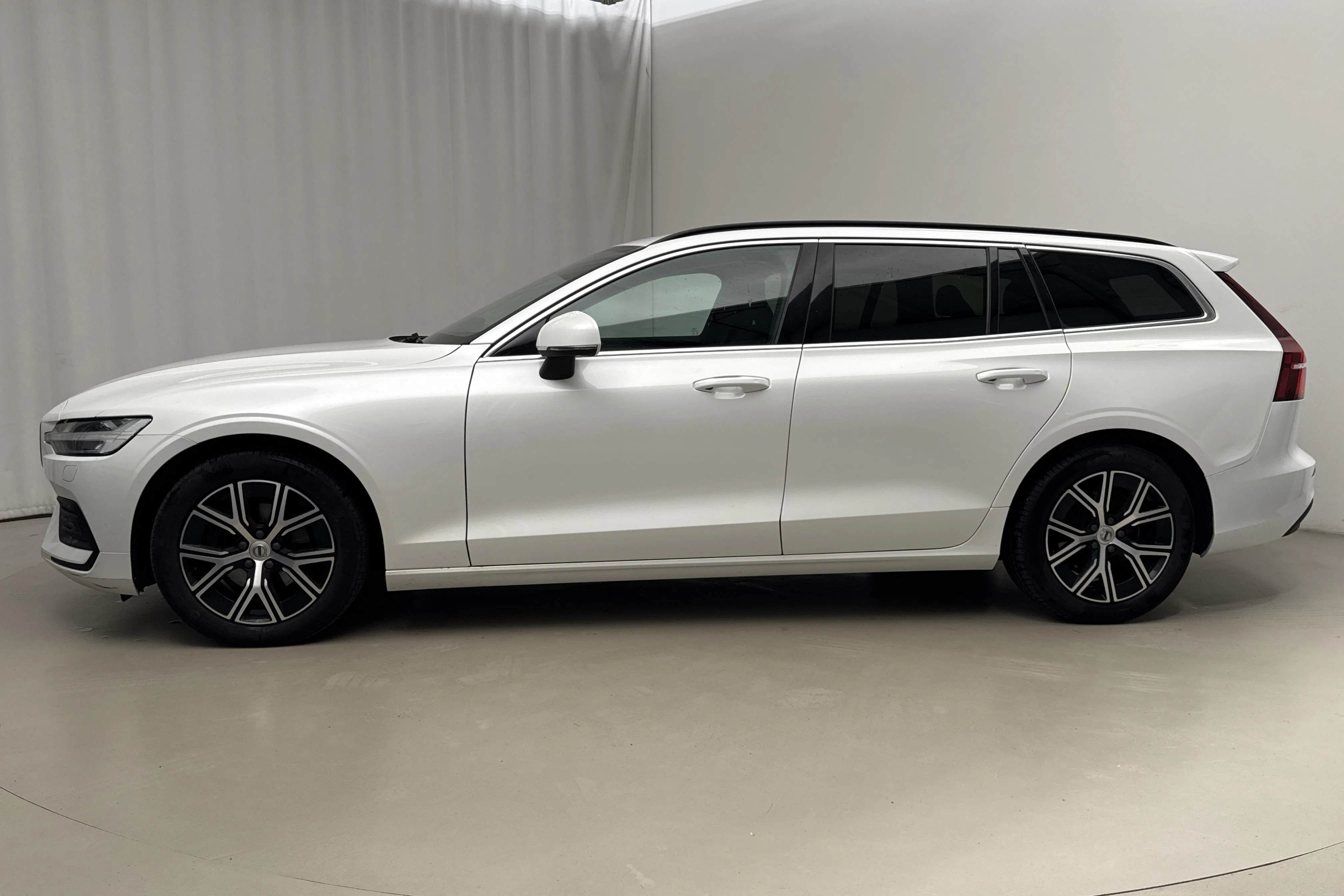 Presentation photo 2 of 20: Volvo V60 B4 Mildhybrid, Diesel (197hk) - 89 970 km - Automatic - white - 2023