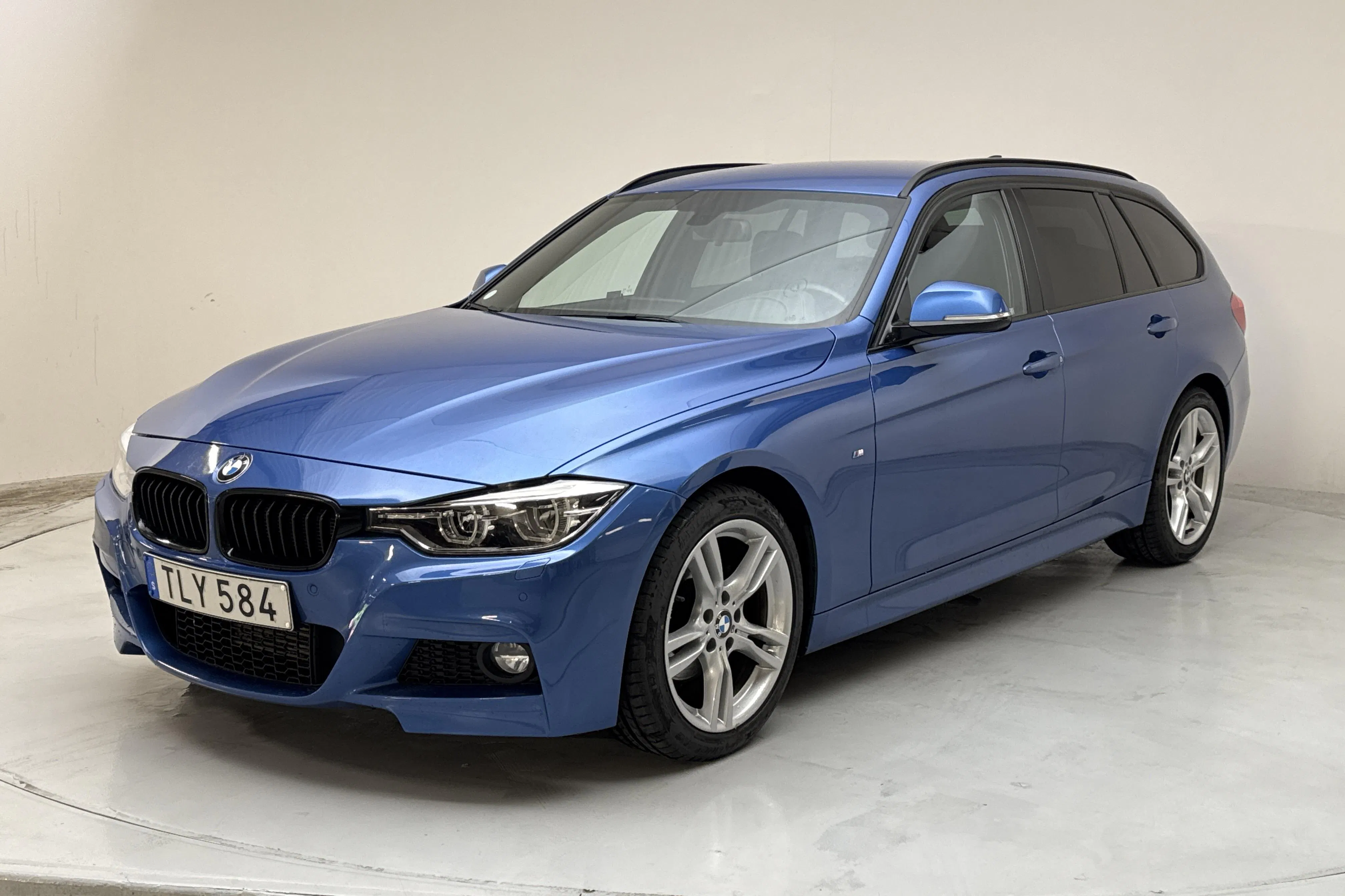 Presentation photo 1 of 17: BMW 320d Touring, F31 (190hk) - 17 445 Scandinavian mile - Automatic - blue - 2018