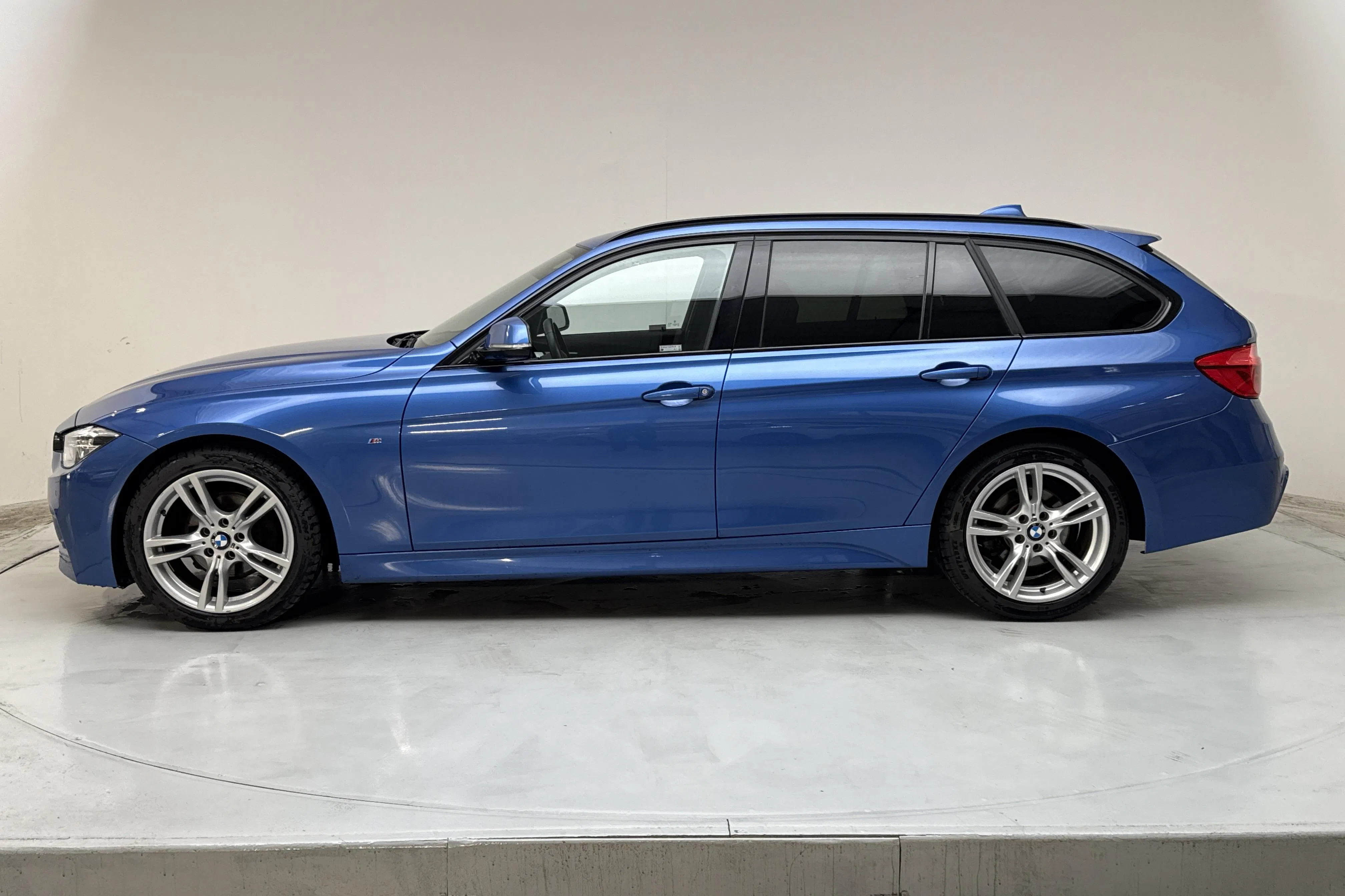 Presentation photo 2 of 17: BMW 320d Touring, F31 (190hk) - 17 445 Scandinavian mile - Automatic - blue - 2018