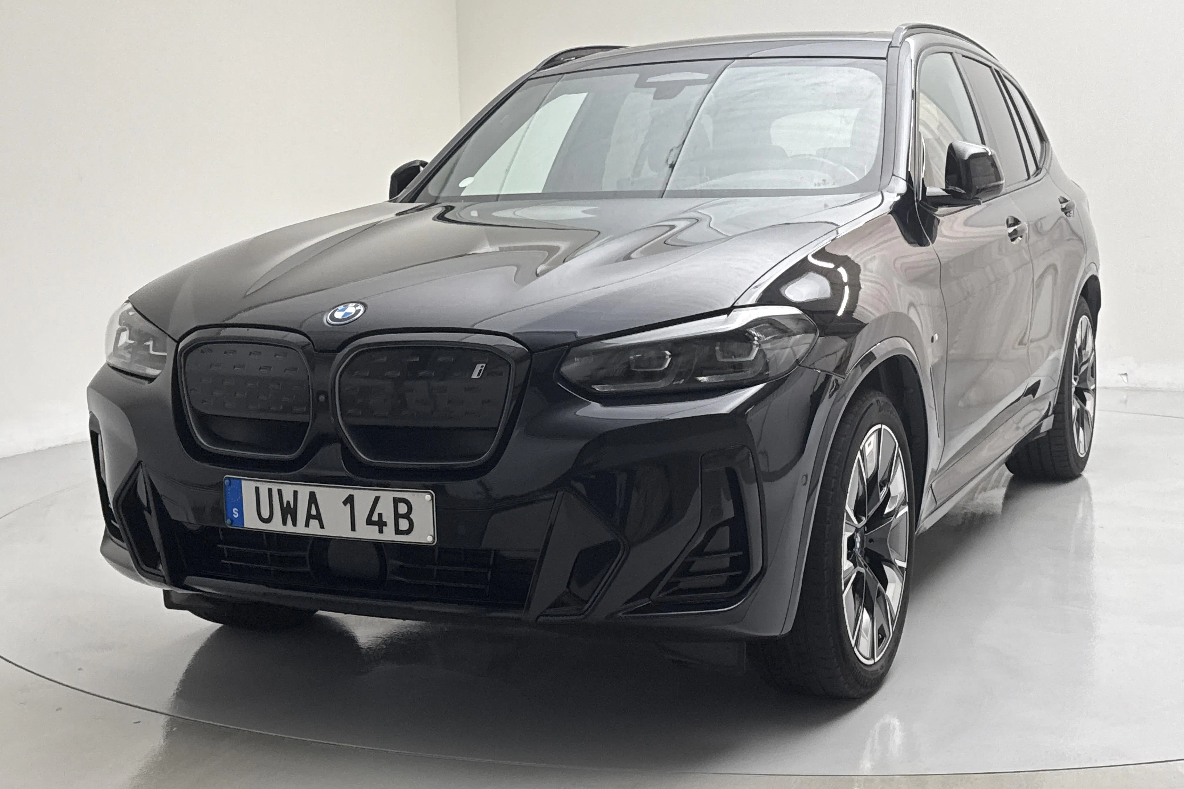 Zdjęcie prezentacyjne 1 z 22: BMW iX3 LCI, G08 (286hk) - 94 970 km - Automatyczna - czarny - 2023