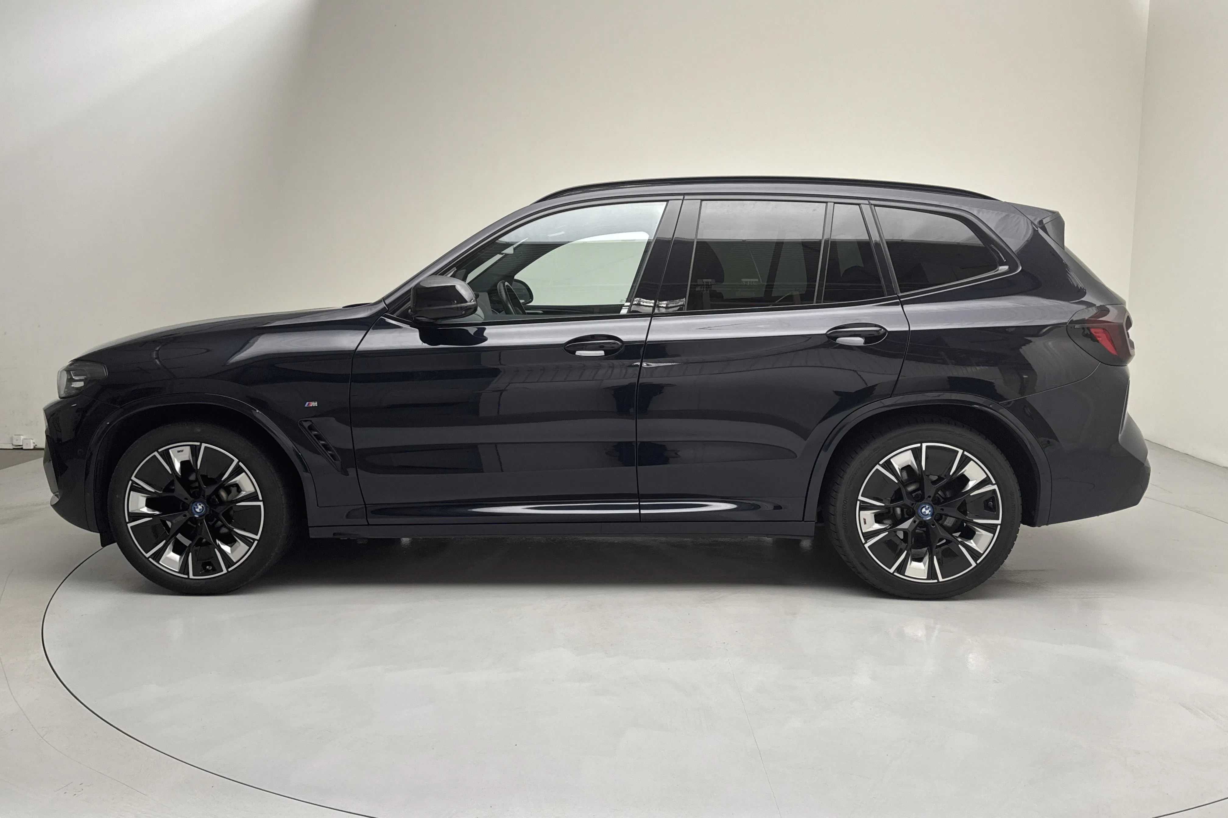 Zdjęcie prezentacyjne 2 z 22: BMW iX3 LCI, G08 (286hk) - 94 970 km - Automatyczna - czarny - 2023