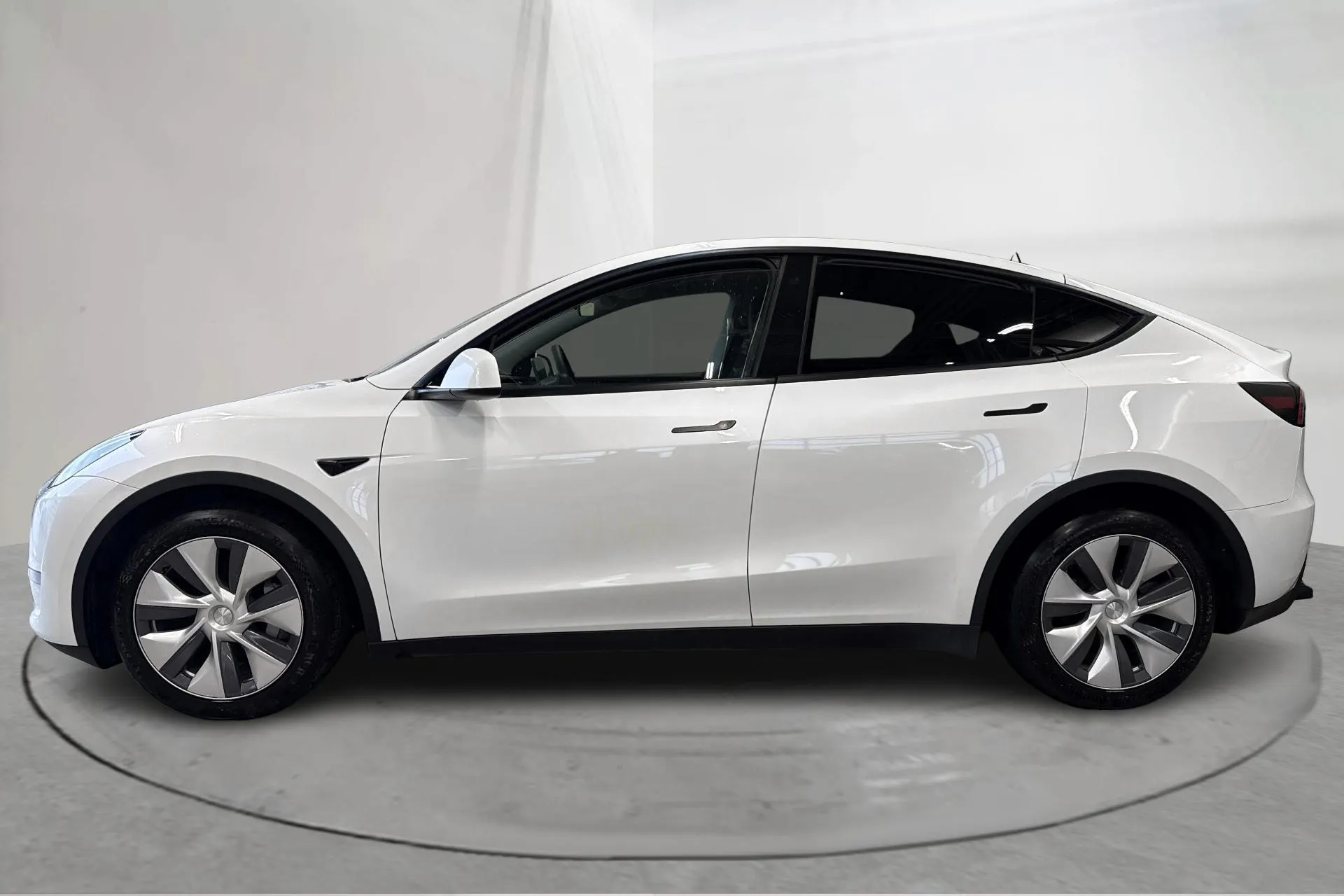 Presentationsfoto 2 av 23: Tesla Model Y Long Range Dual Motor AWD - 12 014 mil - Automat - vit - 2023