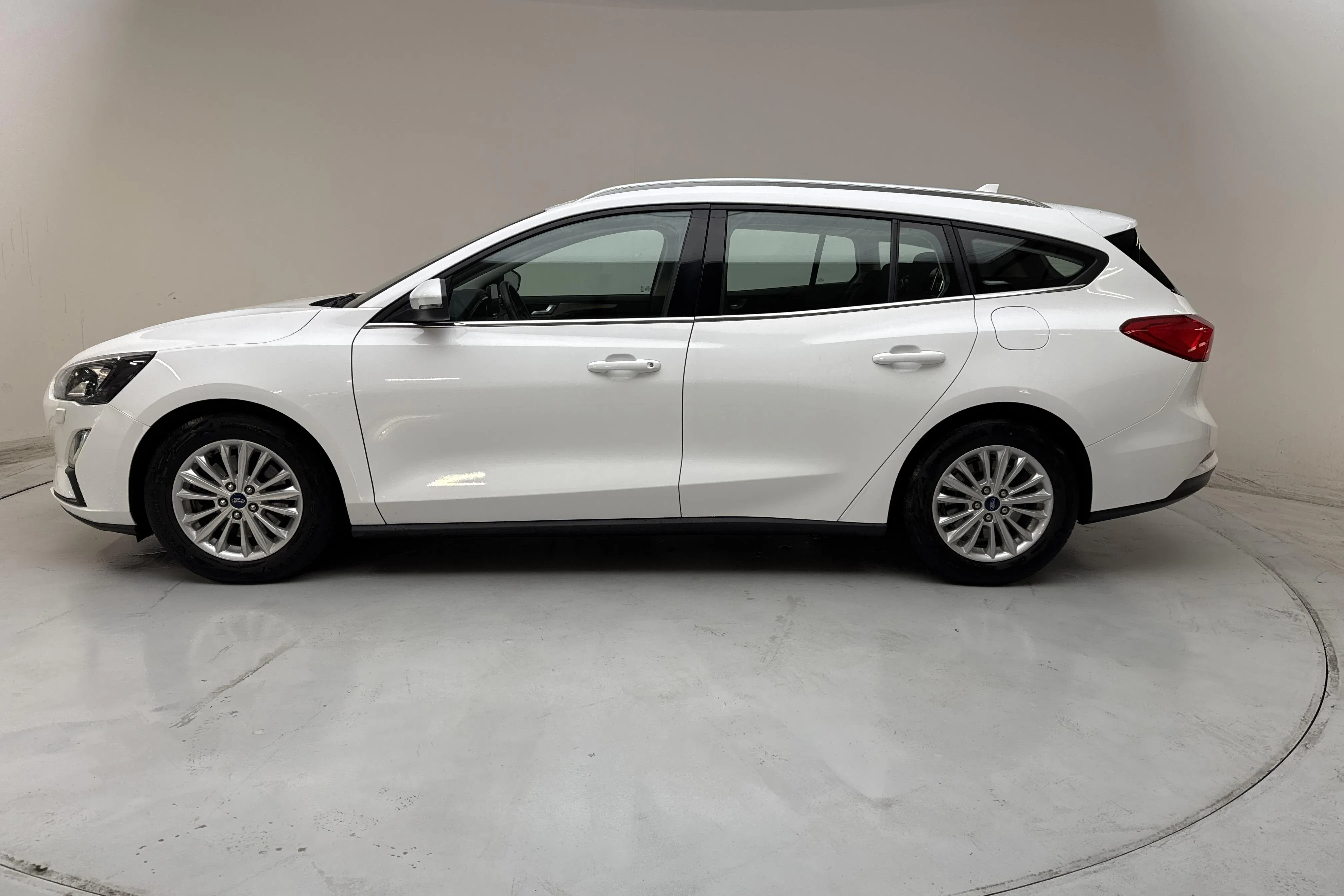 Presentationsfoto 2 av 13: Ford Focus 1.5 TDCi Kombi (120hk) - 2 739 mil - Manuell - vit - 2020
