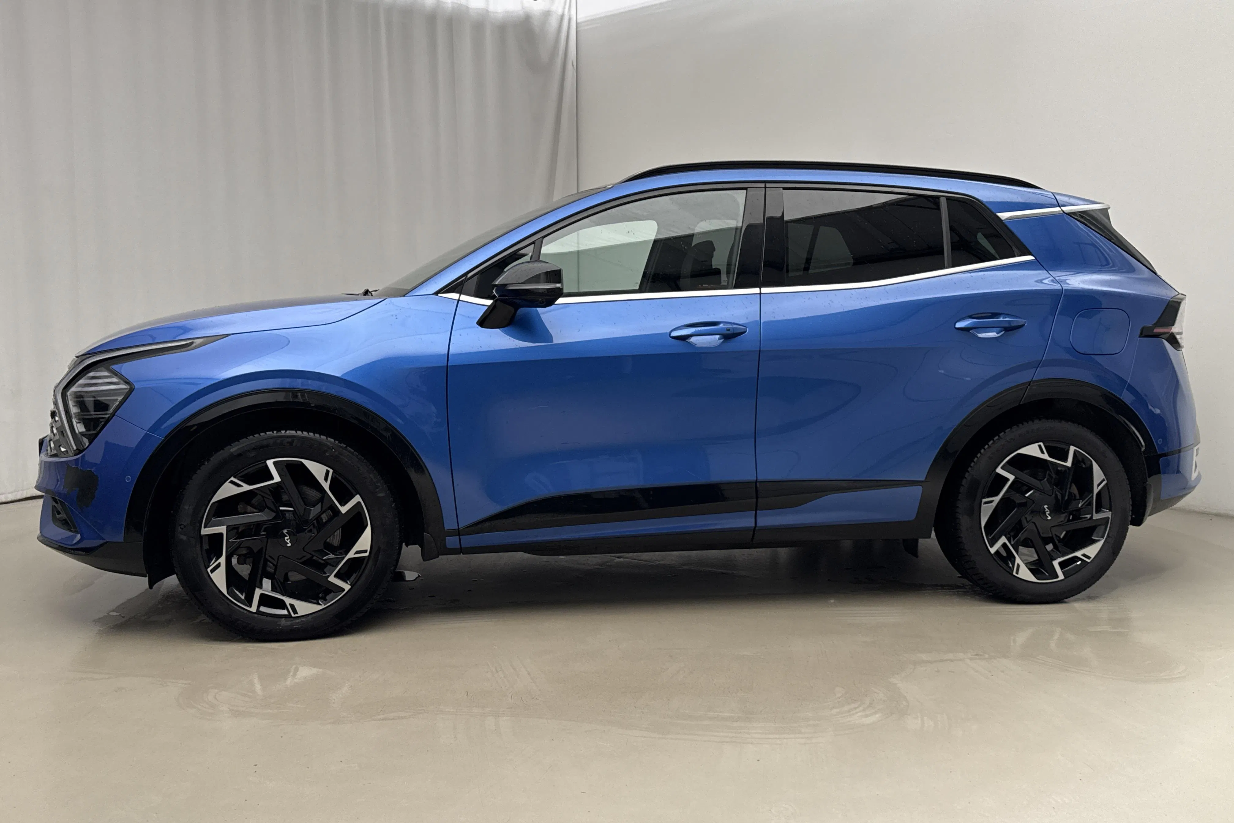Presentationsfoto 2 av 24: KIA Sportage PHEV AWD (265hk) - 8 157 mil - Automat - blå - 2023