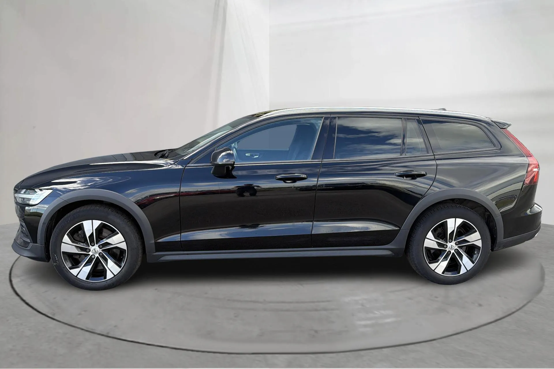 Presentation photo 2 of 17: Volvo V60 D4 Cross Country AWD (190hk) - 167 740 km - Automatic - black - 2019
