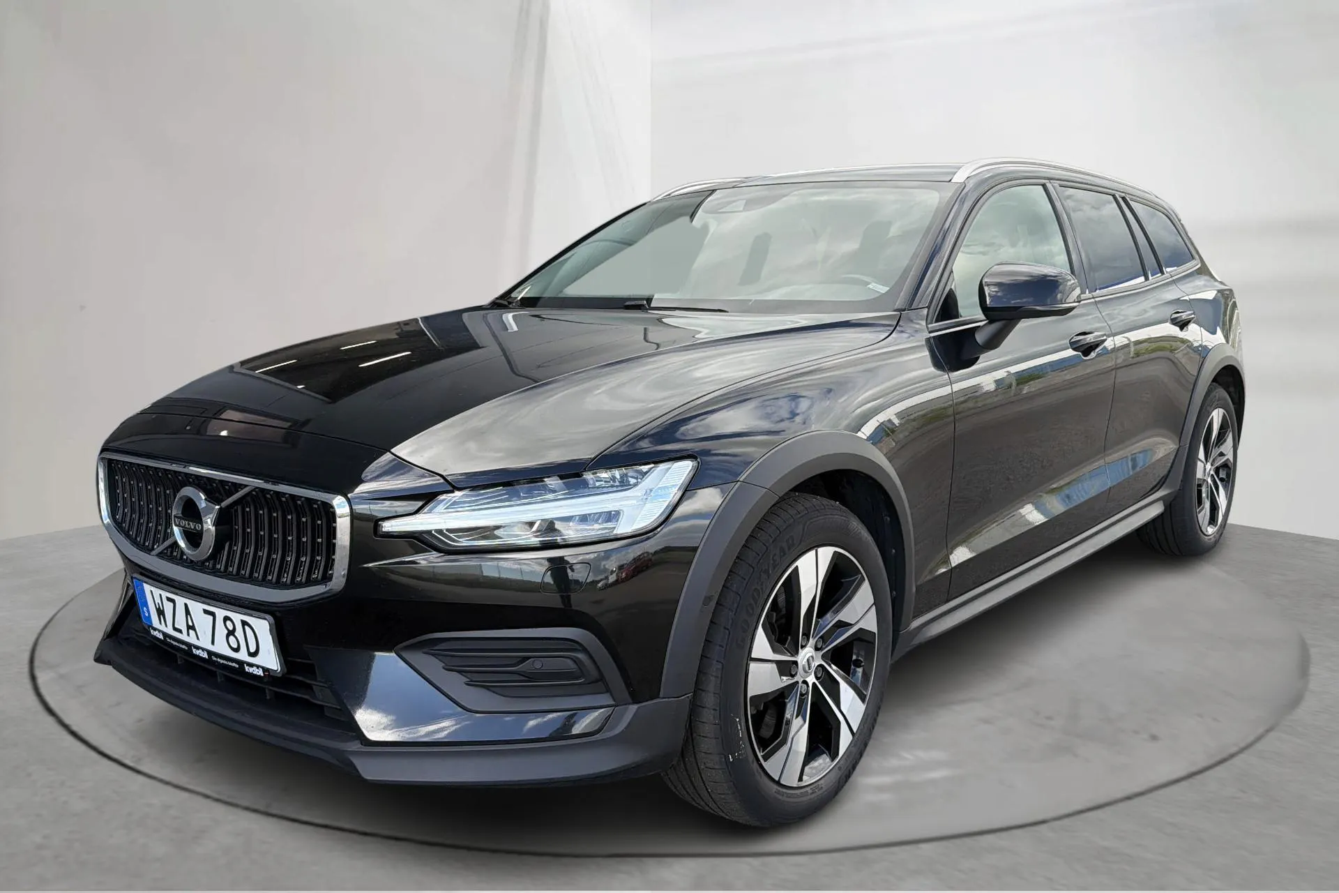 Presentation photo 1 of 17: Volvo V60 D4 Cross Country AWD (190hk) - 167 740 km - Automatic - black - 2019