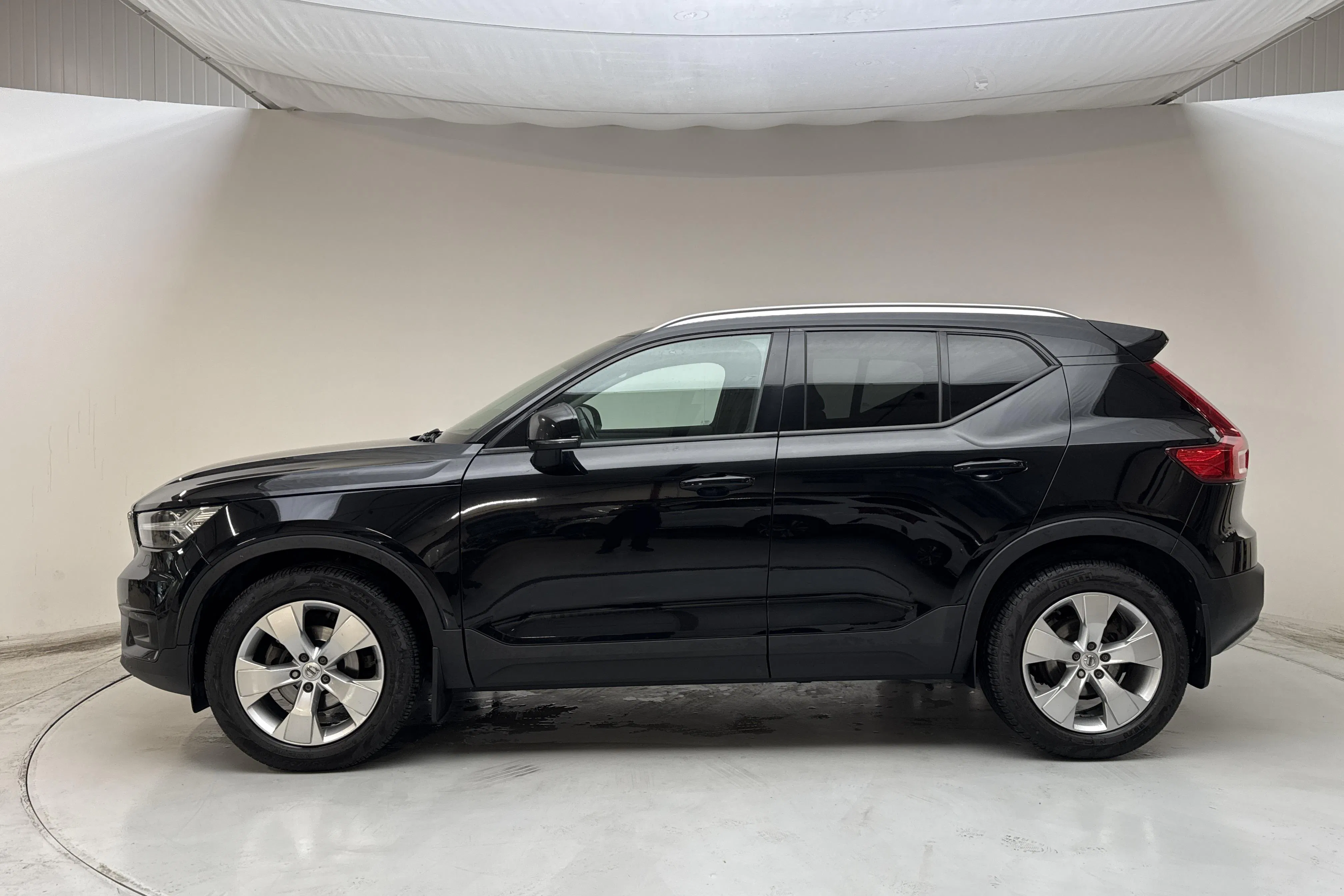Presentationsfoto 2 av 14: Volvo XC40 D3 2WD (150hk) - 17 828 mil - Automat - svart - 2019
