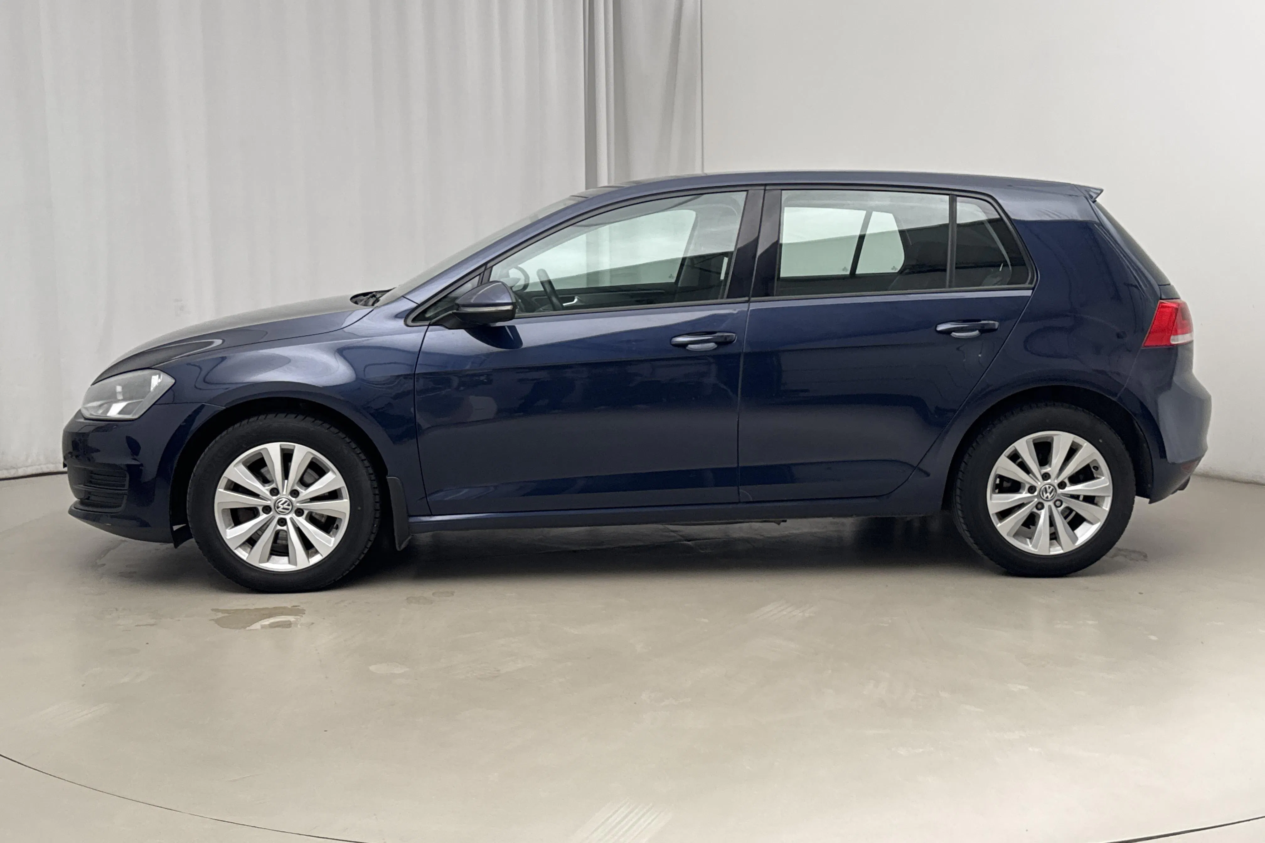 Presentation photo 2 of 14: VW Golf VII 1.2 TSI 5dr (105hk) - 11 046 Scandinavian mile - Manual - dark blue - 2013