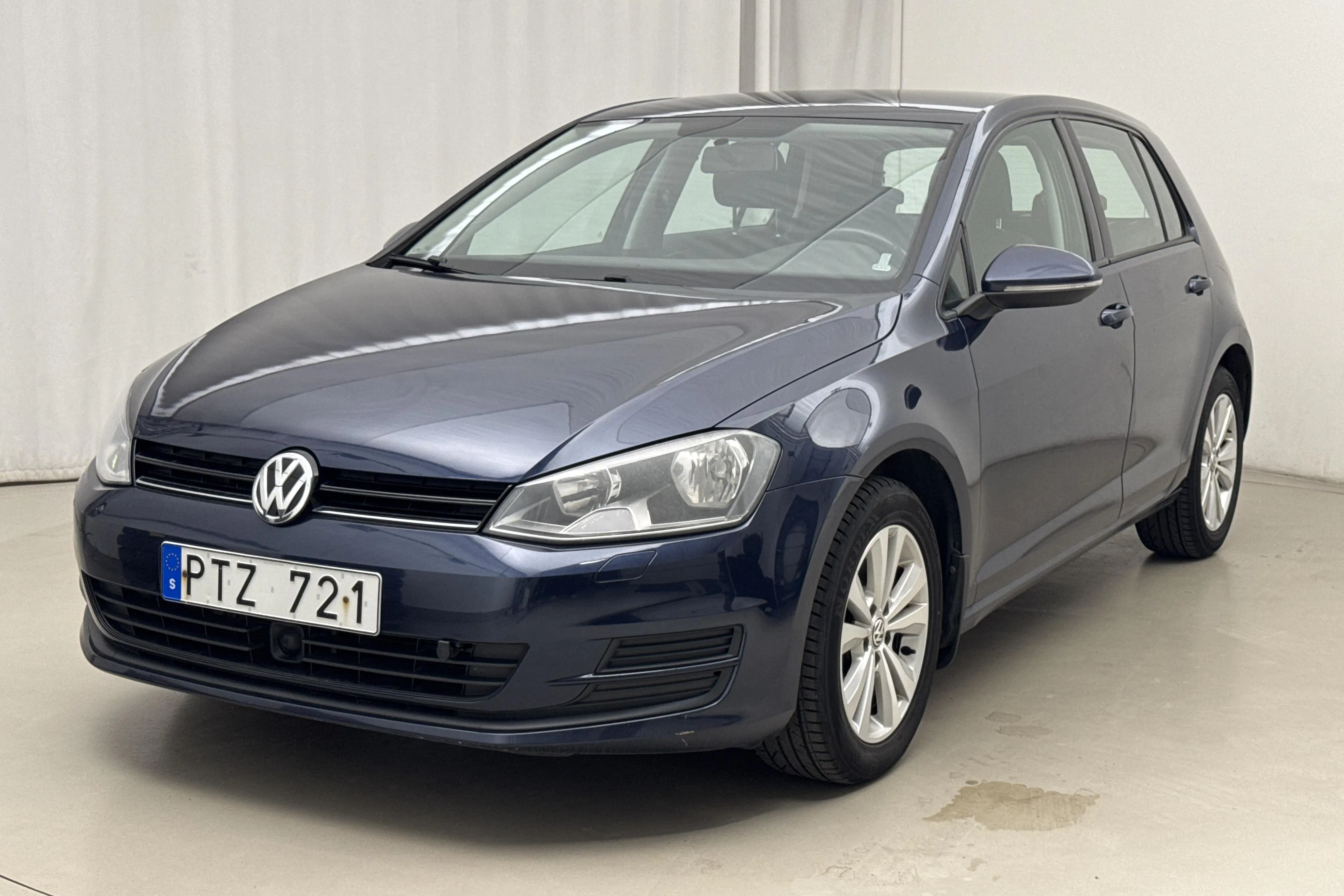 Presentation photo 1 of 14: VW Golf VII 1.2 TSI 5dr (105hk) - 11 046 Scandinavian mile - Manual - dark blue - 2013