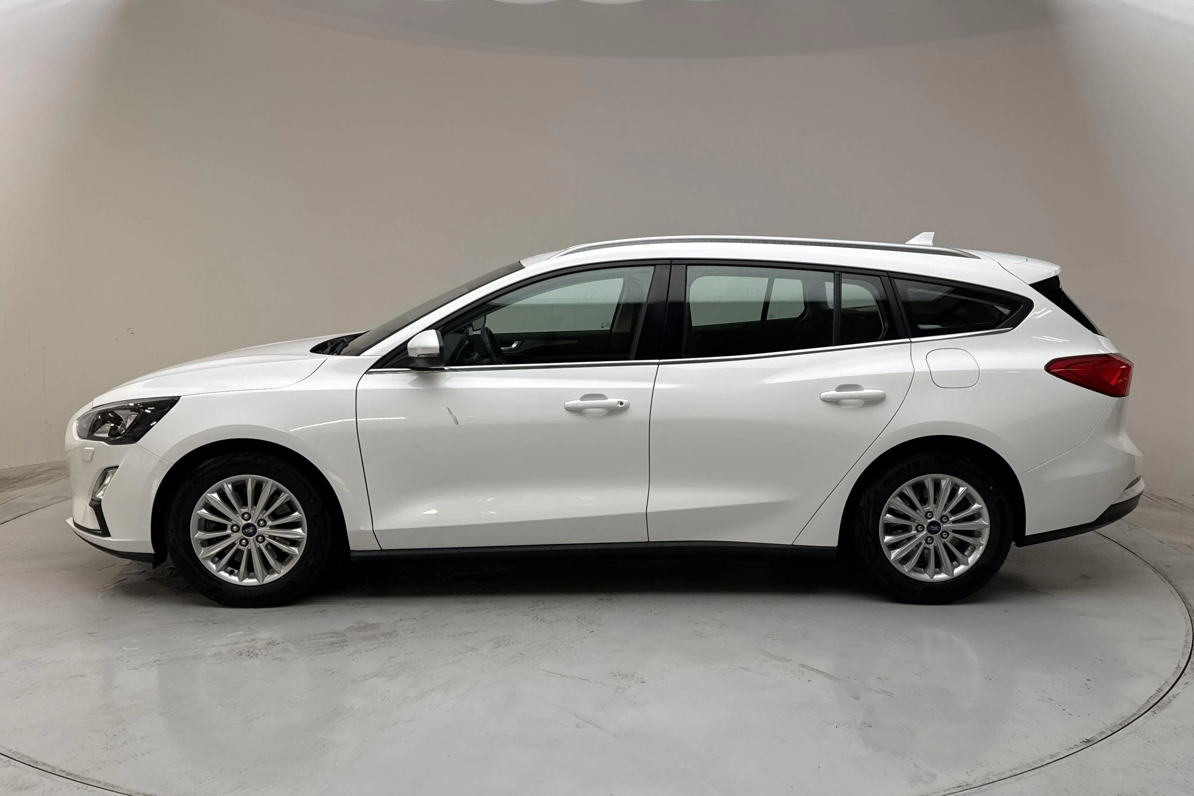 Presentationsfoto 2 av 13: Ford Focus 1.5 TDCi Kombi (120hk) - 2 607 mil - Manuell - vit - 2020