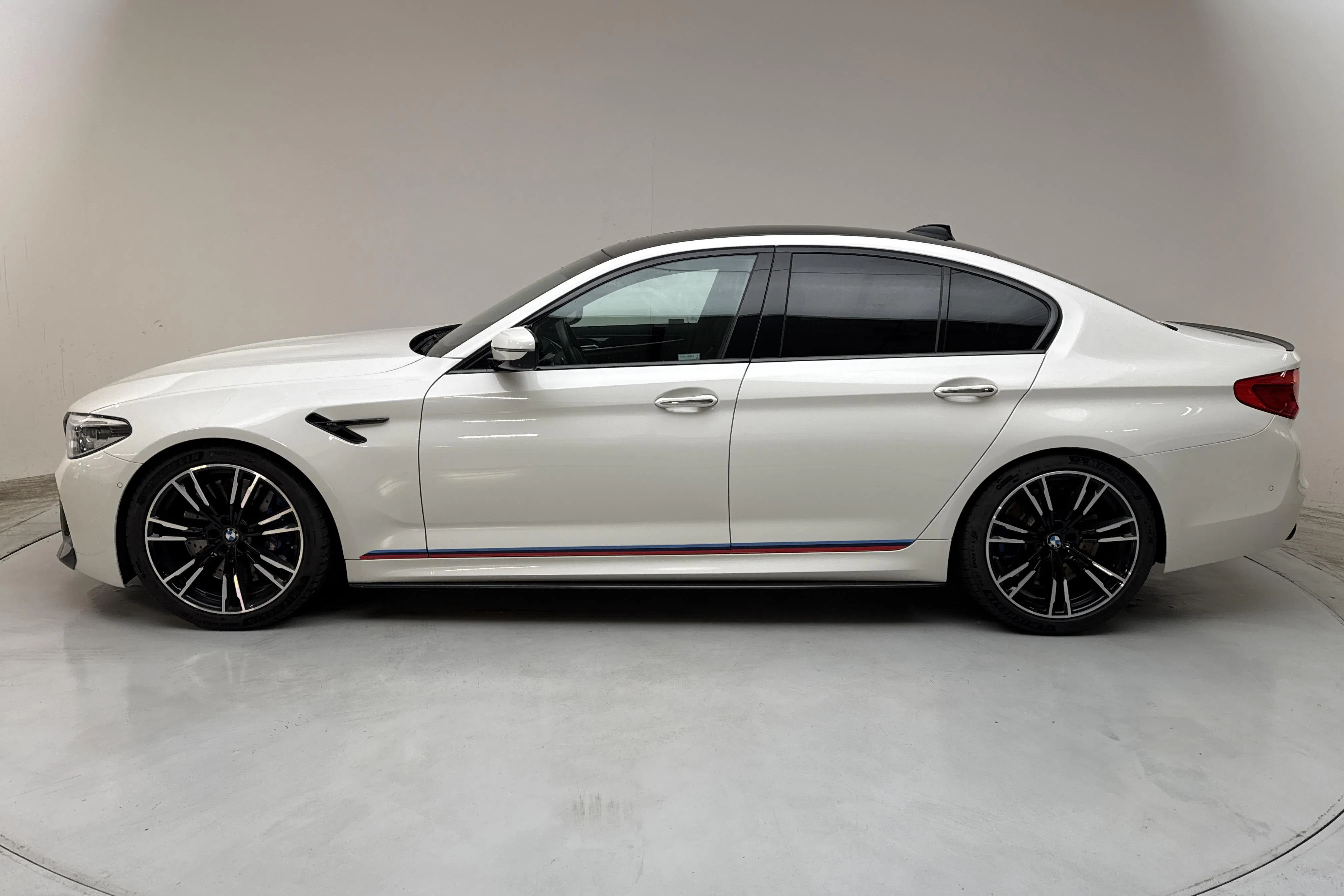 Presentation photo 2 of 30: BMW M5 Sedan, F90 (600hk) - 40 130 km - Automatic - white - 2018