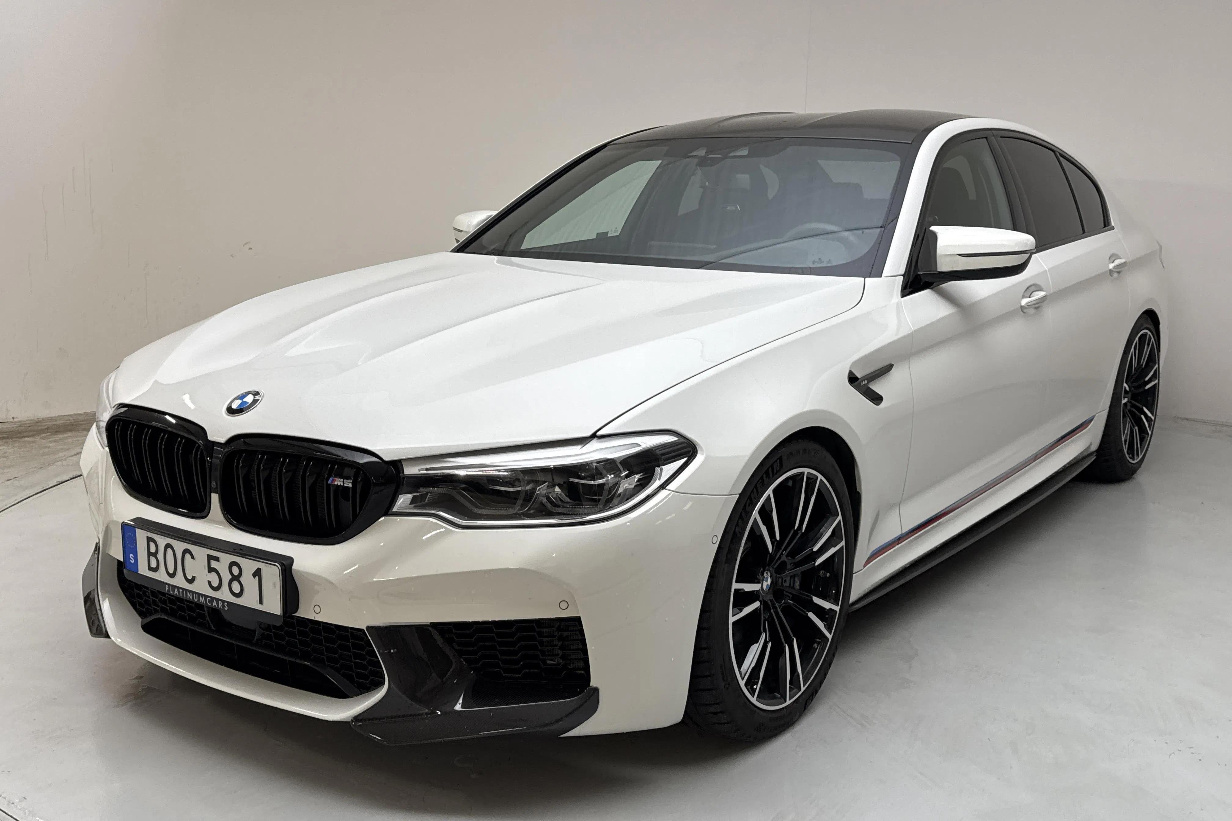 Presentation photo 1 of 30: BMW M5 Sedan, F90 (600hk) - 40 130 km - Automatic - white - 2018