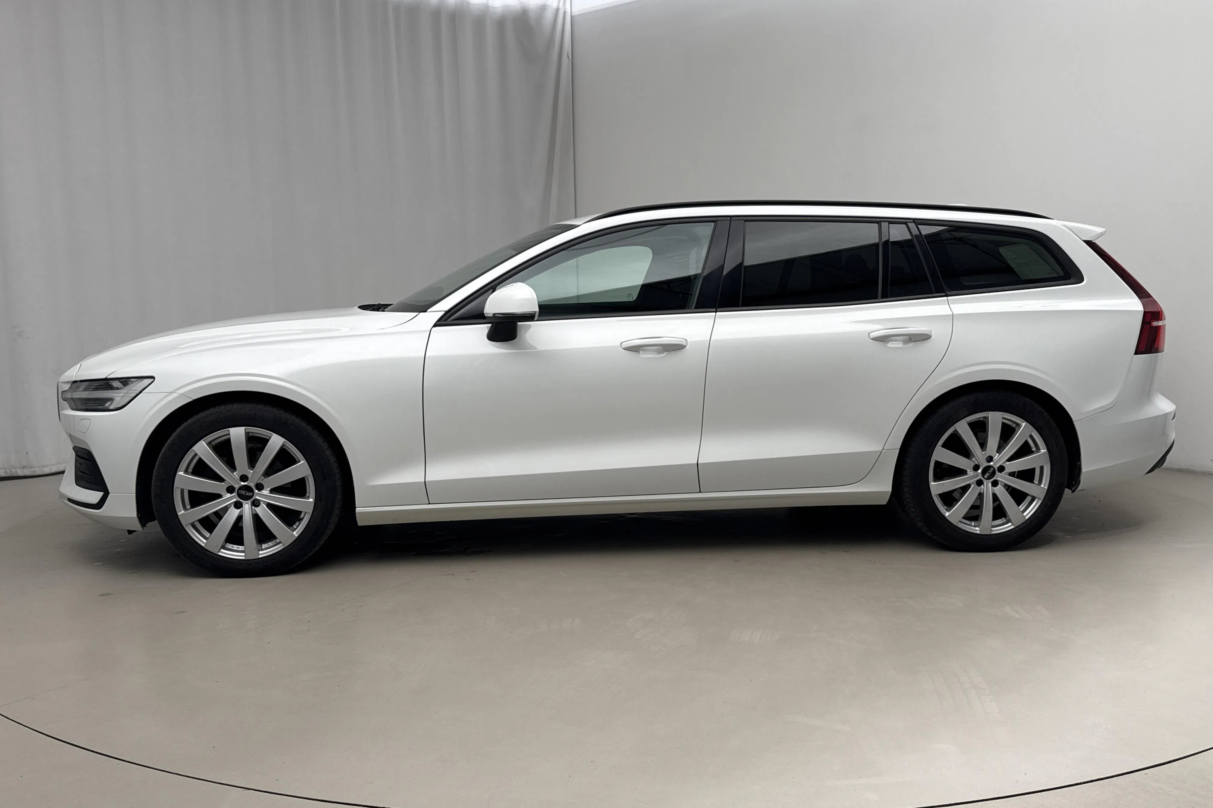 Presentationsfoto 2 av 17: Volvo V60 D3 AWD (150hk) - 19 920 mil - Automat - vit - 2020