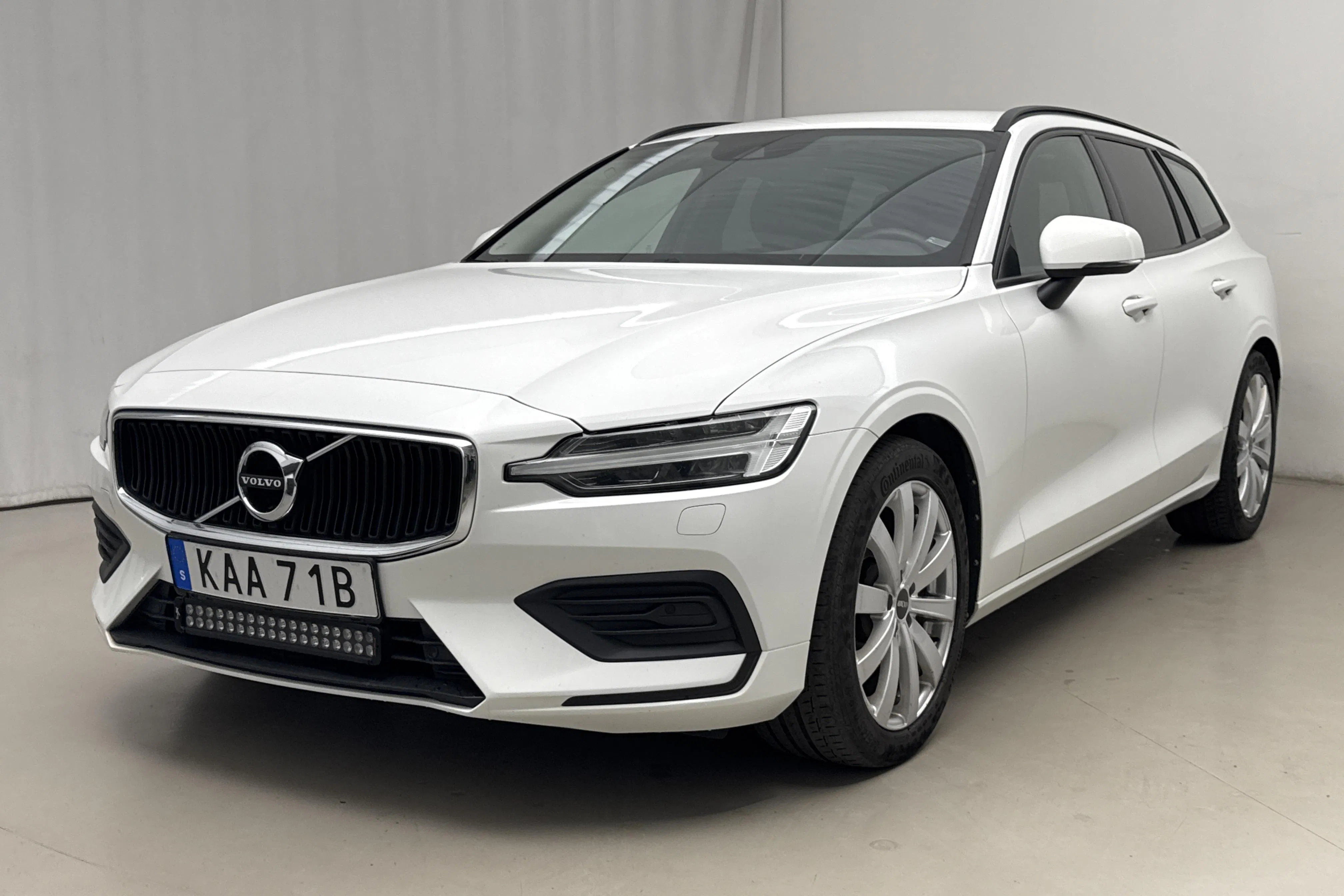 Presentationsfoto 1 av 17: Volvo V60 D3 AWD (150hk) - 19 920 mil - Automat - vit - 2020