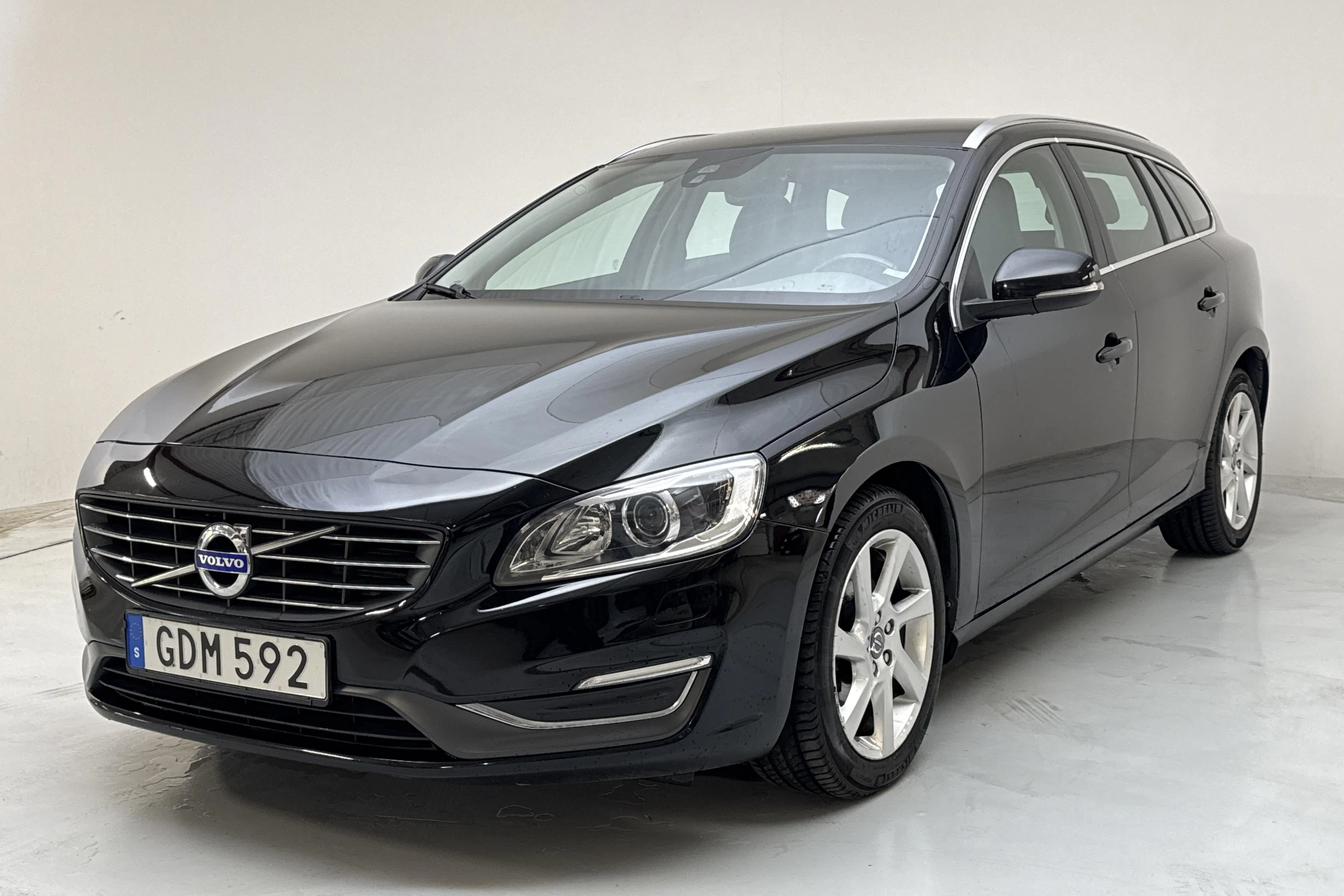 Presentation photo 1 of 13: Volvo V60 D4 (181hk) - 12 430 Scandinavian mile - Manual - black - 2015