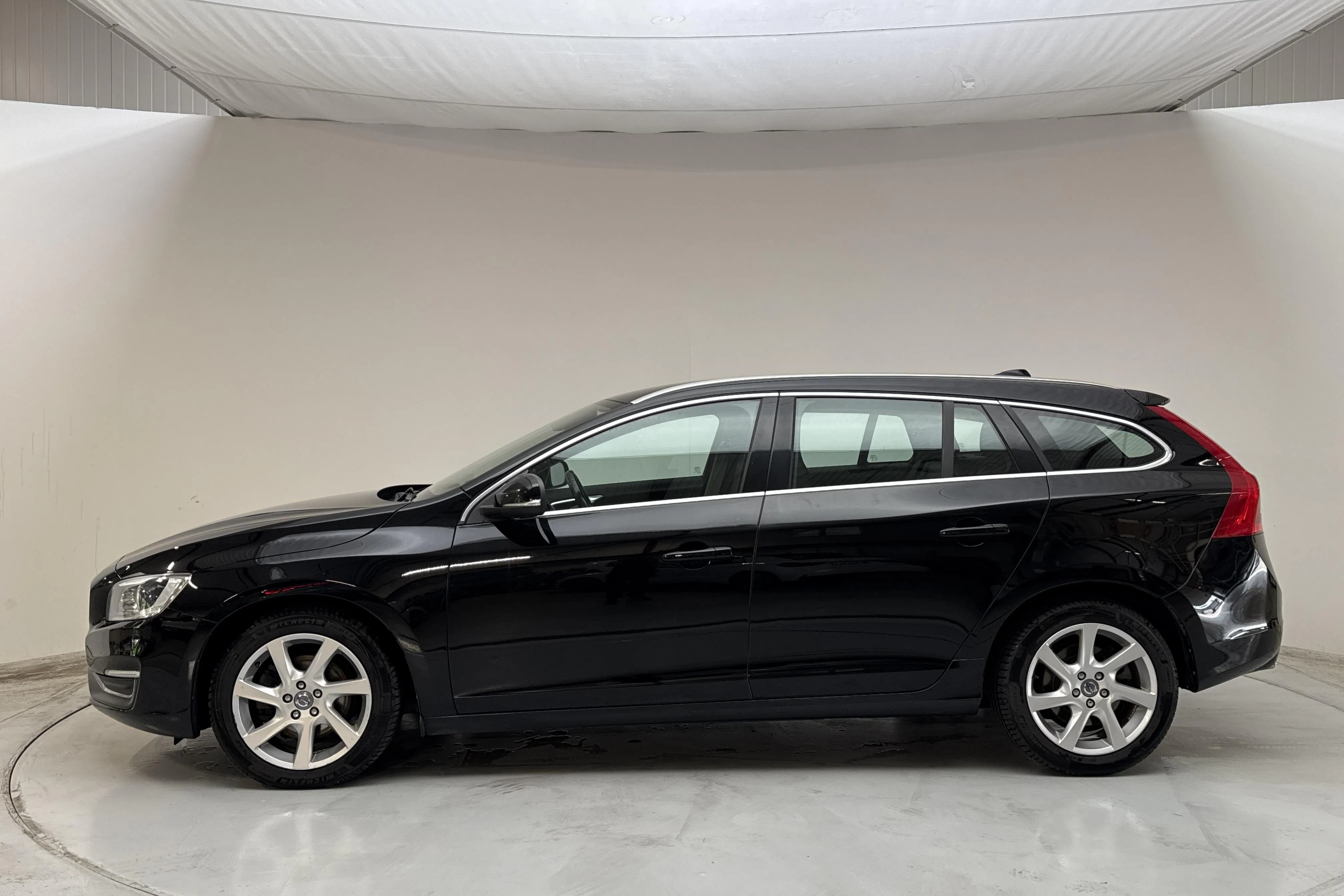 Presentation photo 2 of 13: Volvo V60 D4 (181hk) - 12 430 Scandinavian mile - Manual - black - 2015