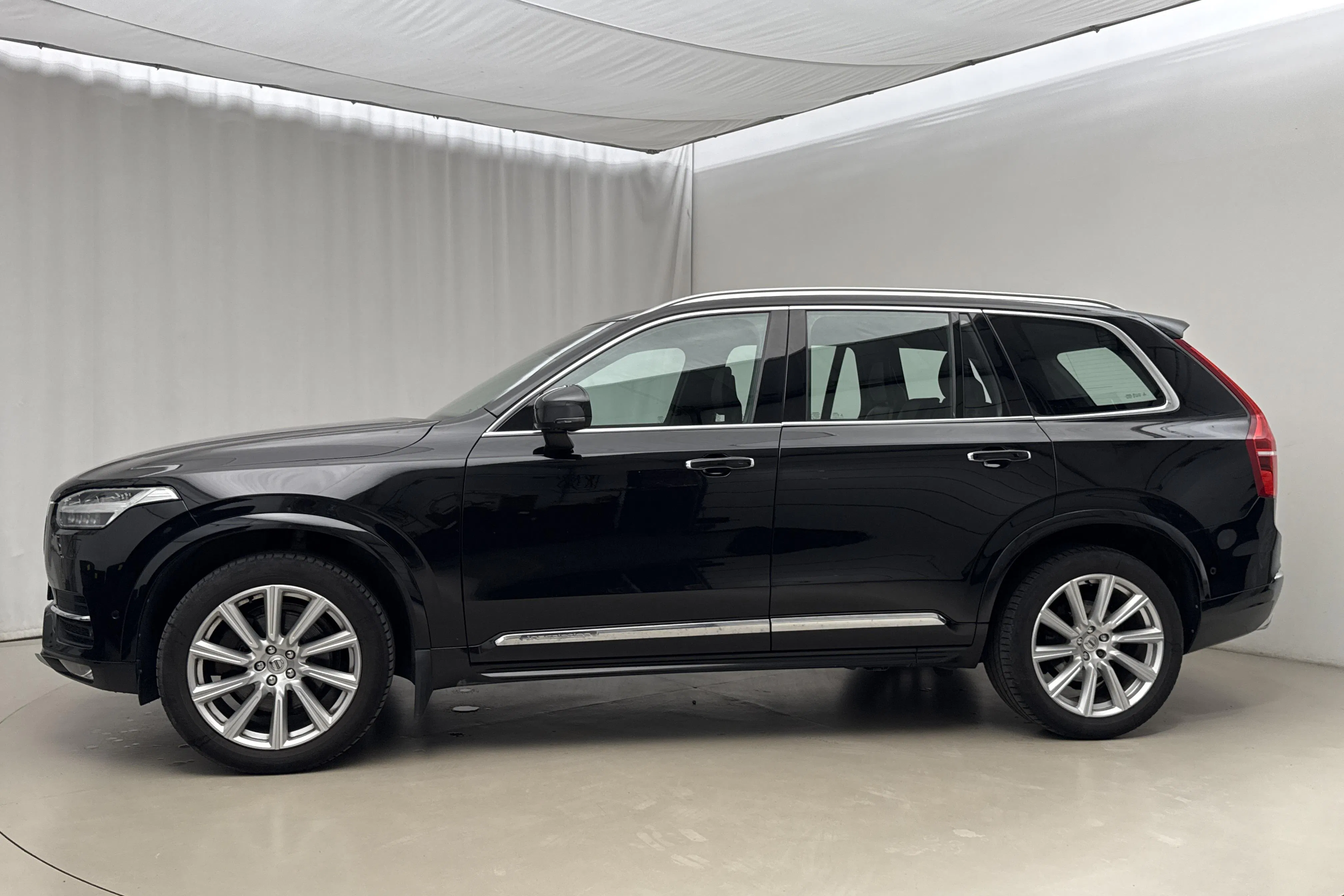 Presentationsfoto 2 av 21: Volvo XC90 D5 AWD (235hk) - 18 259 mil - Automat - svart - 2017
