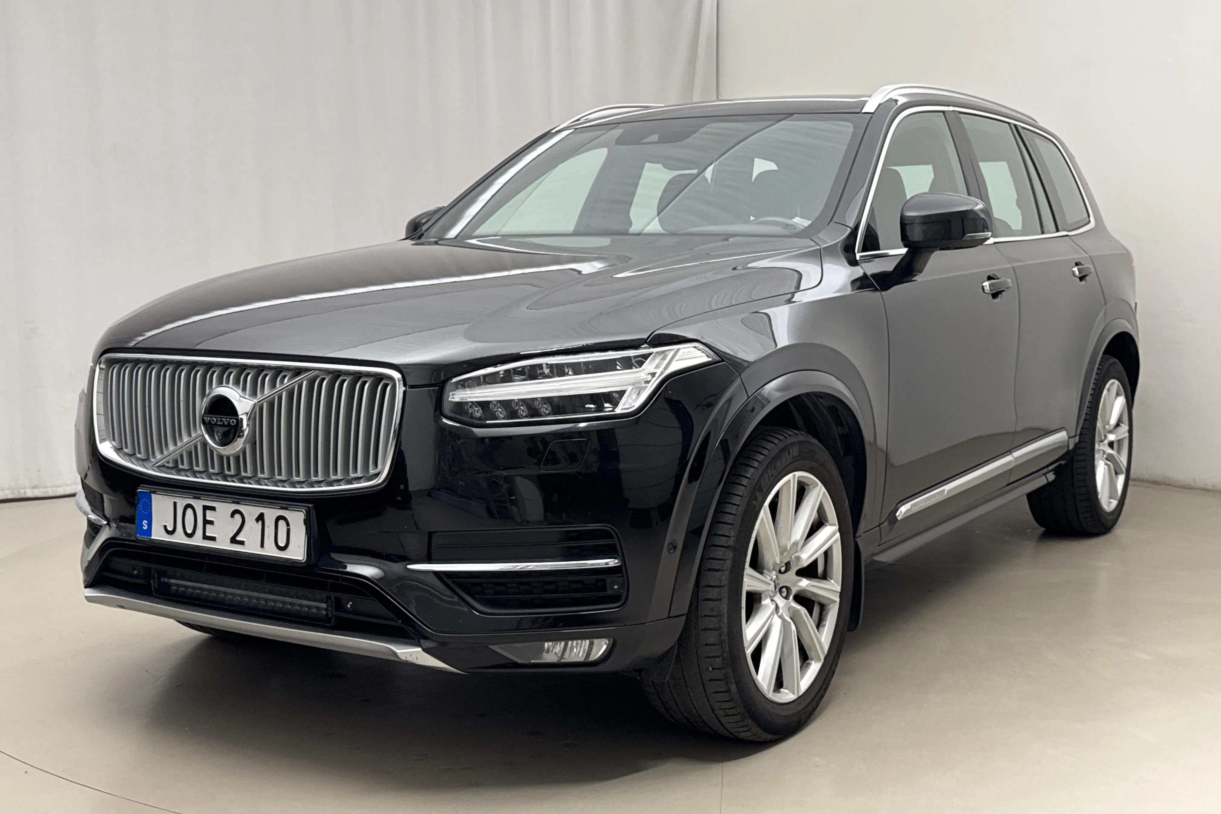 Presentationsfoto 1 av 21: Volvo XC90 D5 AWD (235hk) - 18 259 mil - Automat - svart - 2017