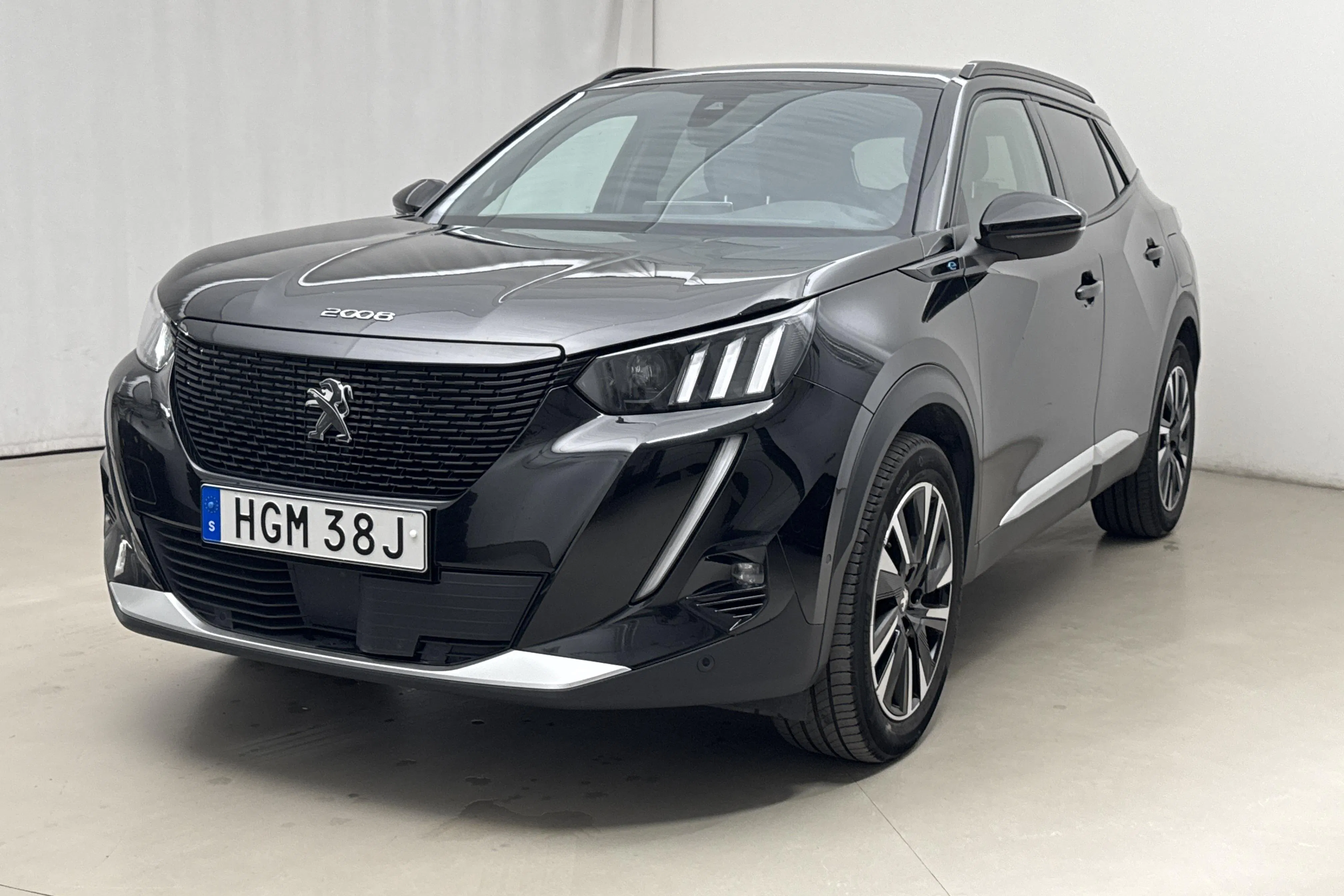 Presentationsfoto 1 av 21: Peugeot e-2008 50kWh (136hk) - 6 859 mil - Automat - svart - 2021