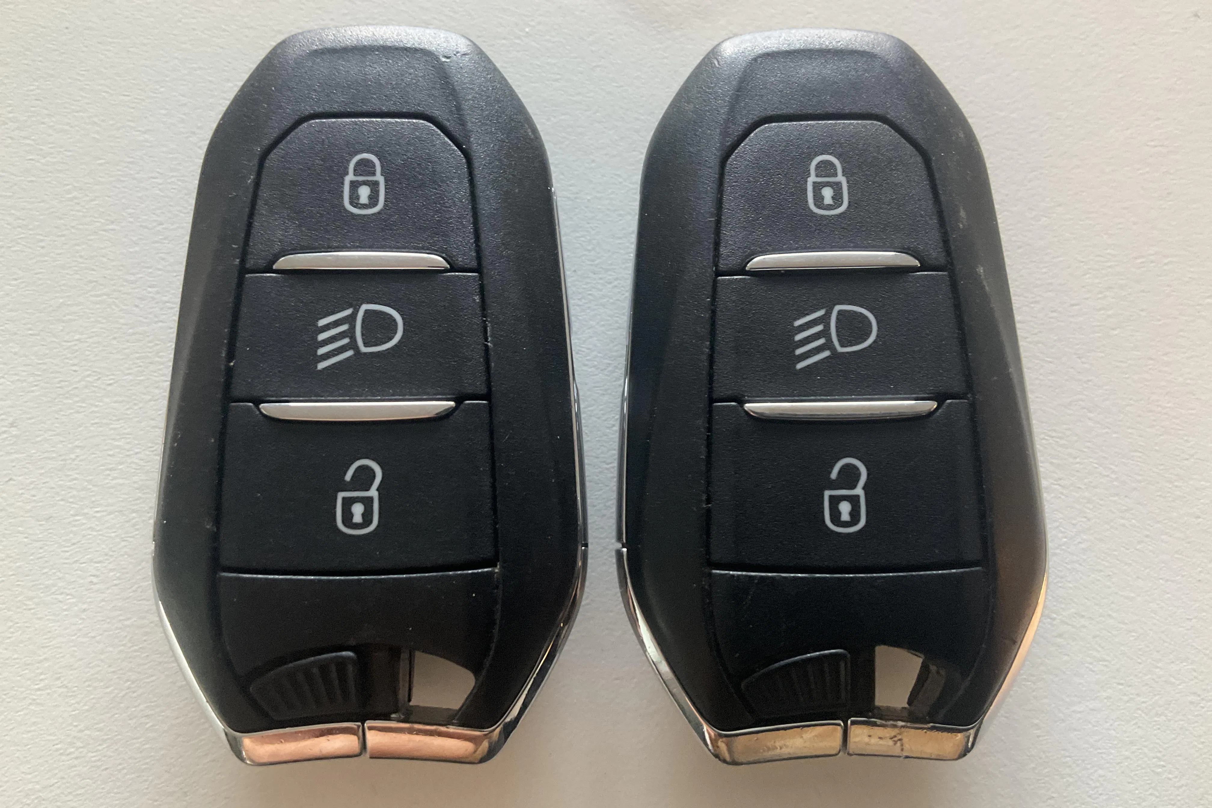 Presentationsfoto 21 av 21: Peugeot e-2008 50kWh (136hk) - 6 859 mil - Automat - svart - 2021