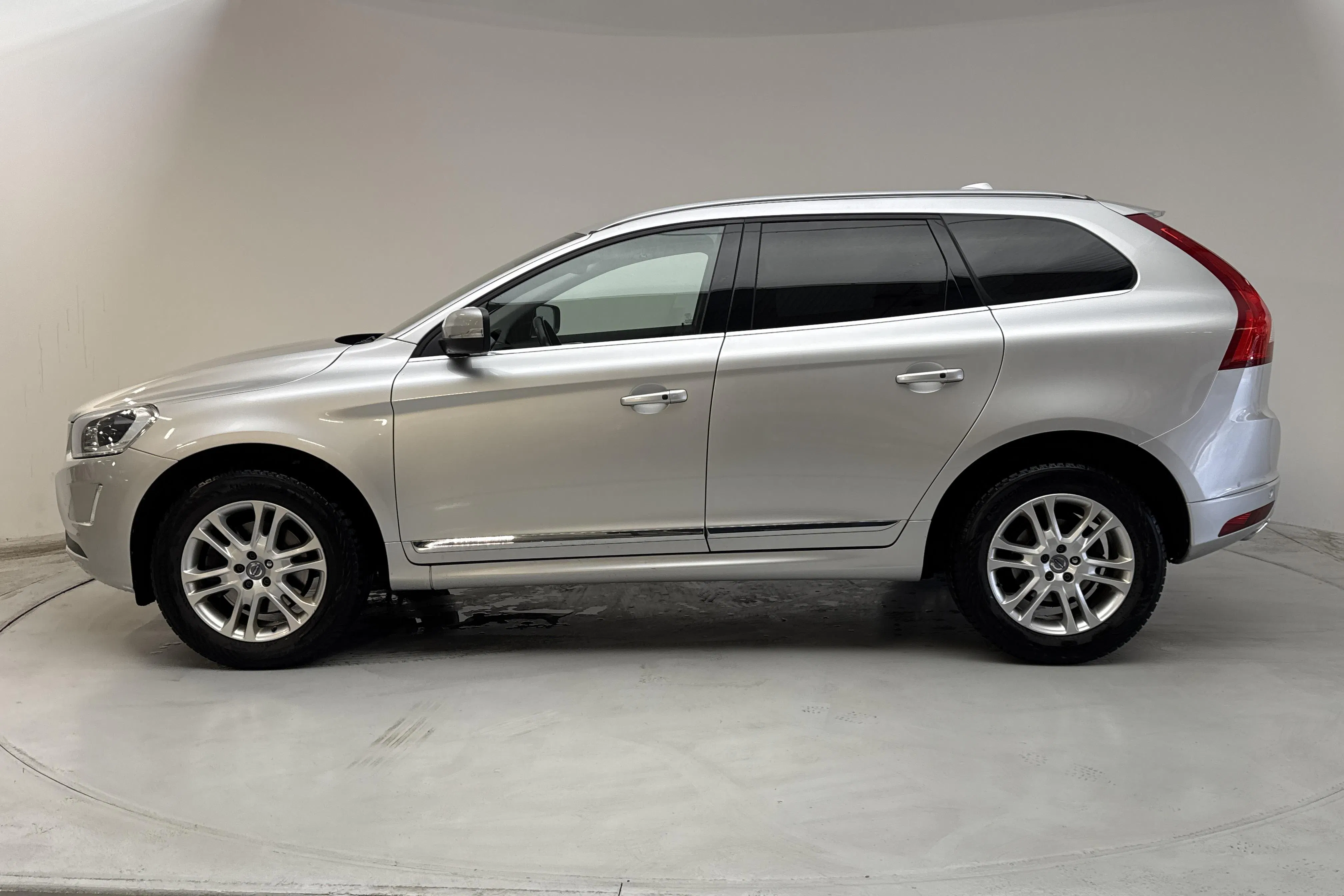 Presentation photo 2 of 14: Volvo XC60 D4 AWD (181hk) - 154 640 km - Automatic - silver - 2015