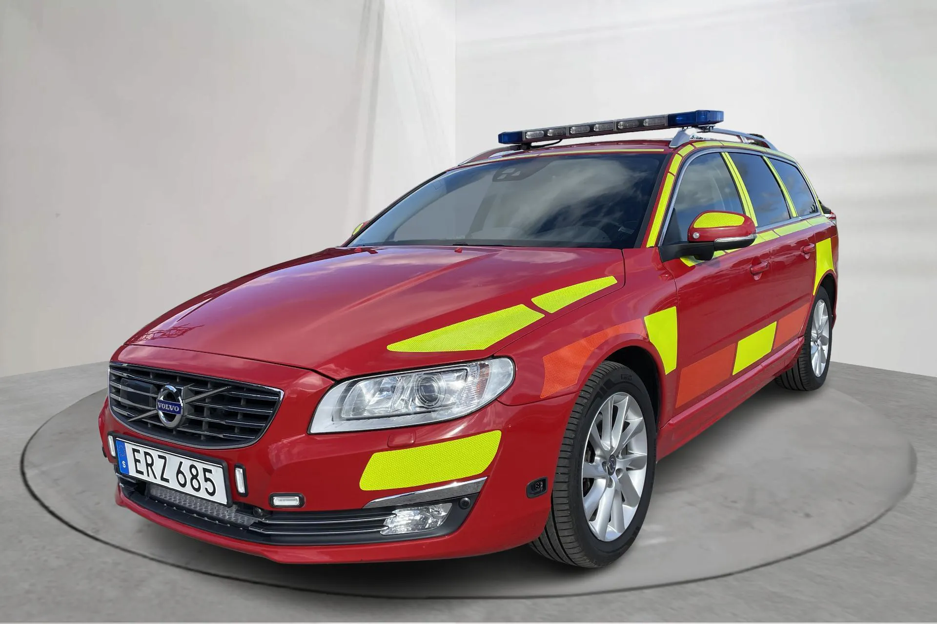 Presentationsfoto 1 av 17: Volvo V70 II D4 AWD (181hk) - 14 189 mil - Automat - röd - 2015