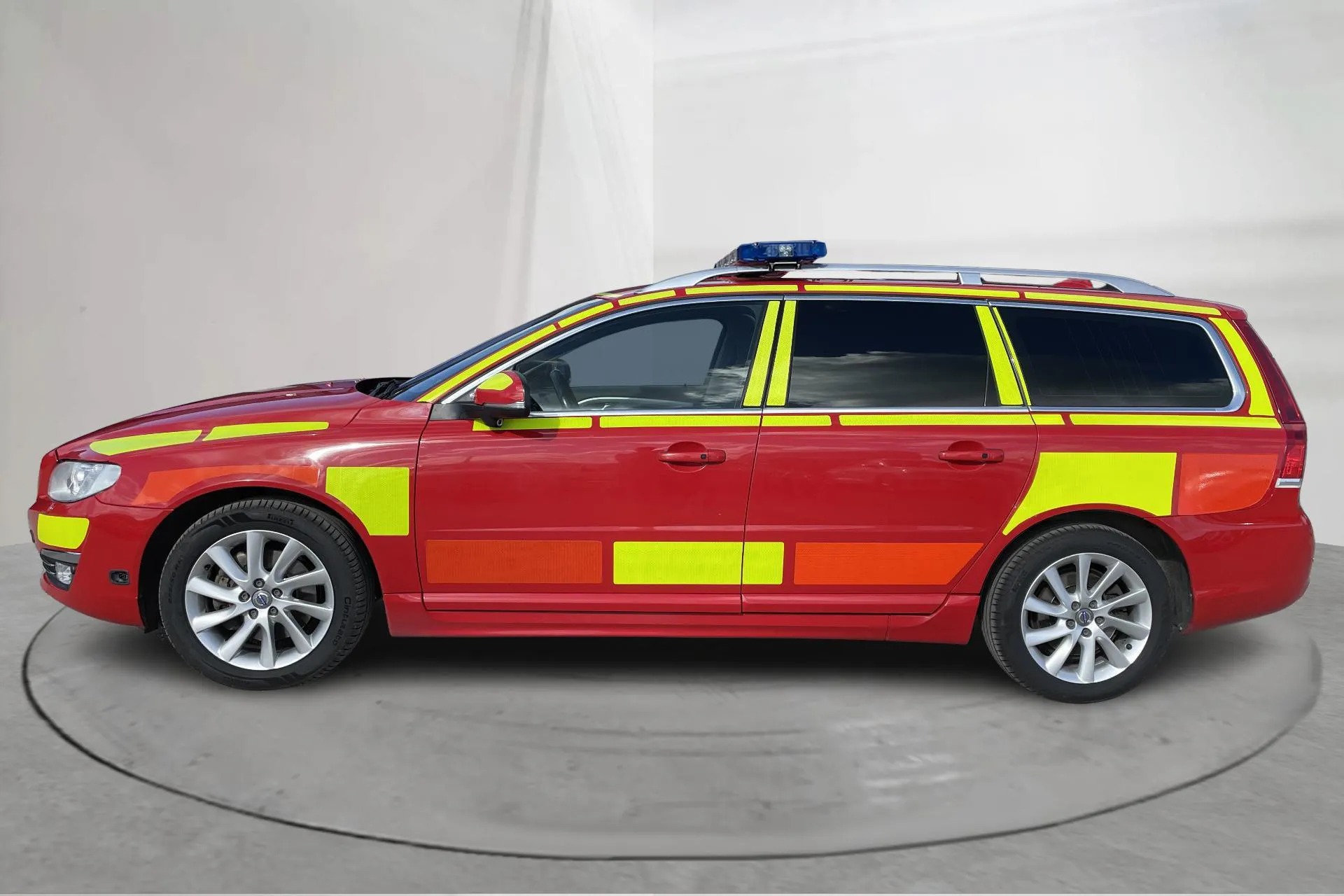 Presentationsfoto 2 av 17: Volvo V70 II D4 AWD (181hk) - 14 189 mil - Automat - röd - 2015