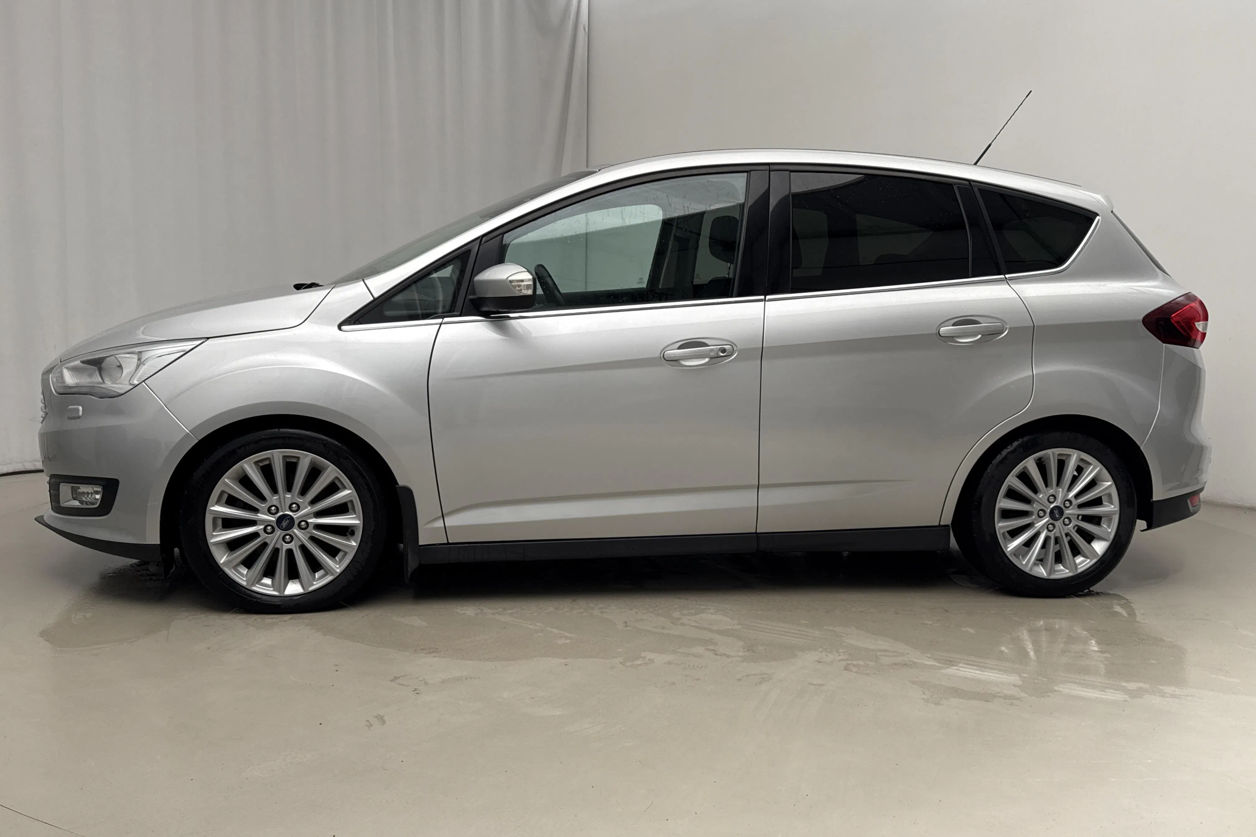 Presentationsfoto 2 av 16: Ford C-MAX 2.0 TDCi (150hk) - 15 235 mil - Automat - grå - 2017