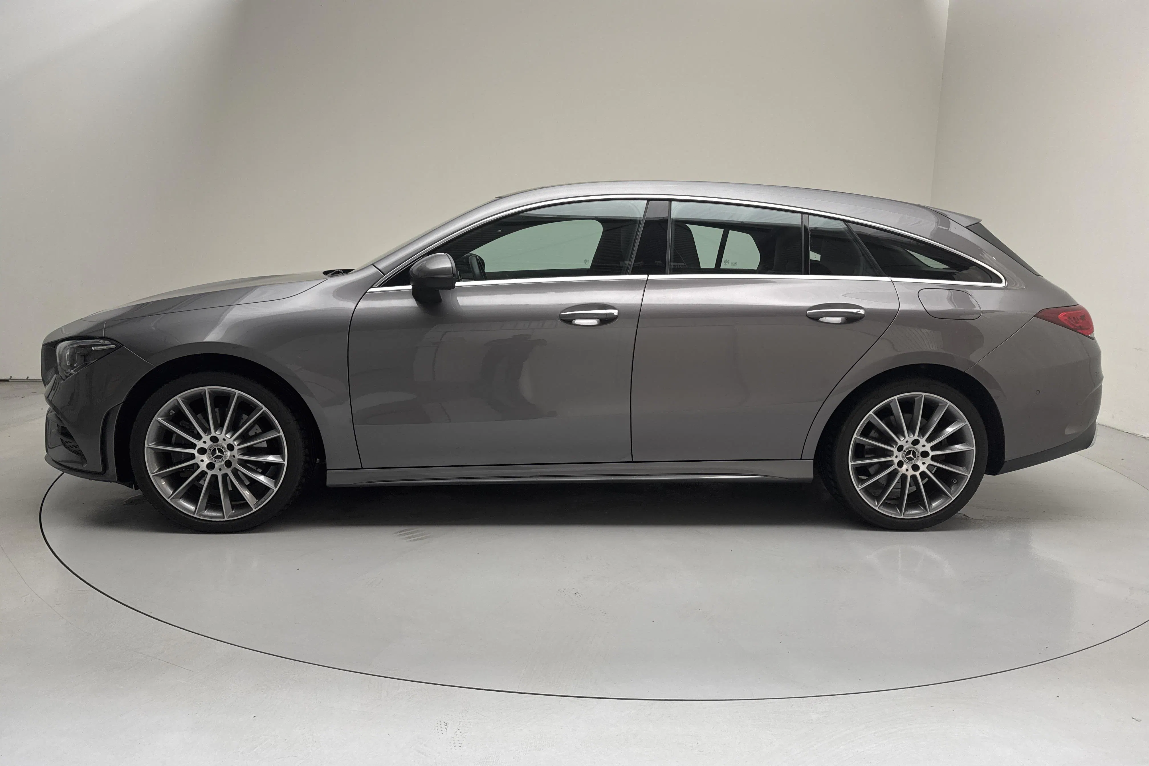Presentationsfoto 2 av 19: Mercedes CLA 250 e Shooting Brake X118 (218hk) - 5 861 mil - Automat - Mörkgrå - 2022