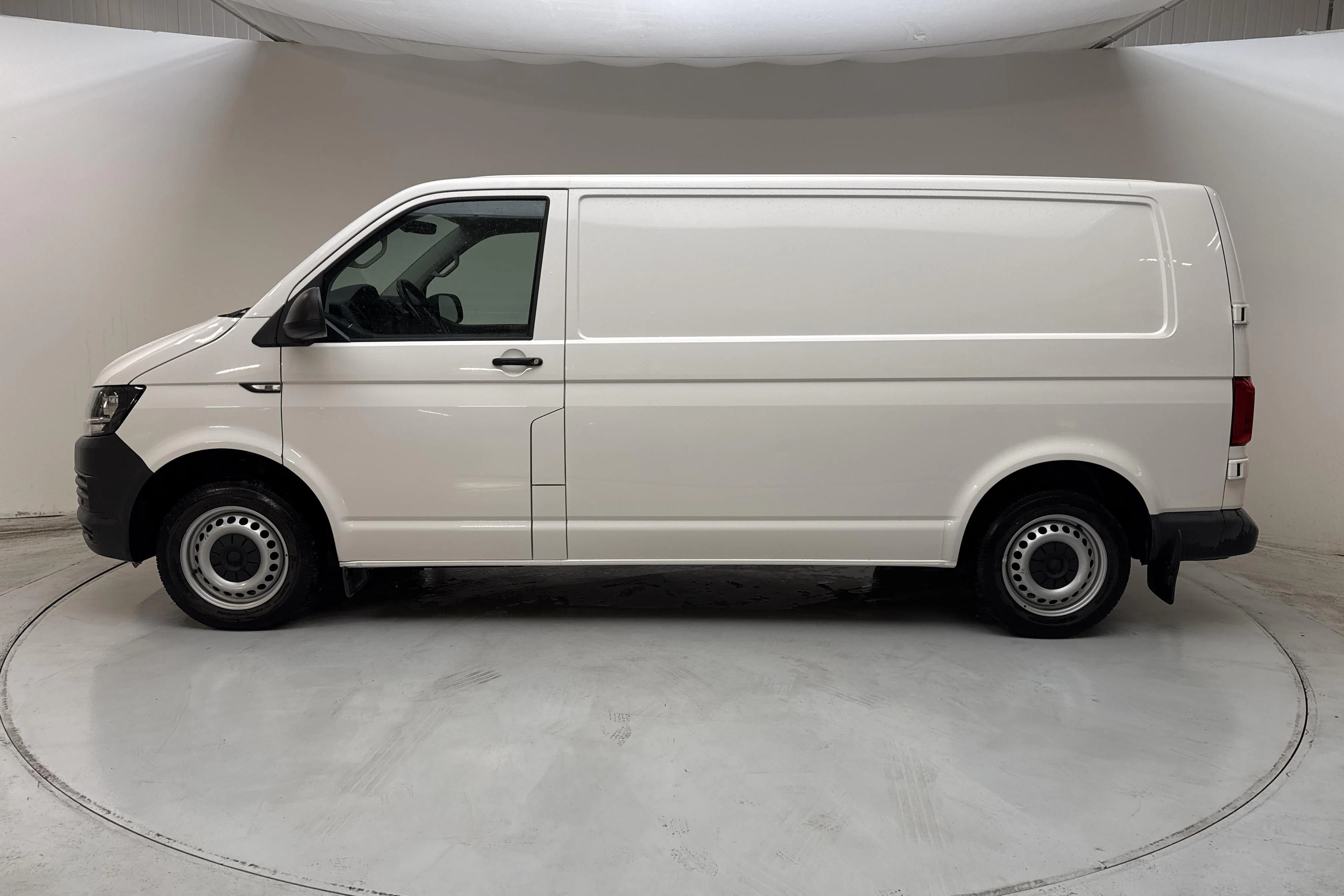 Presentationsfoto 2 av 12: VW Transporter T6 2.0 TDI BMT Skåp (150hk) - 12 585 mil - Automat - vit - 2019