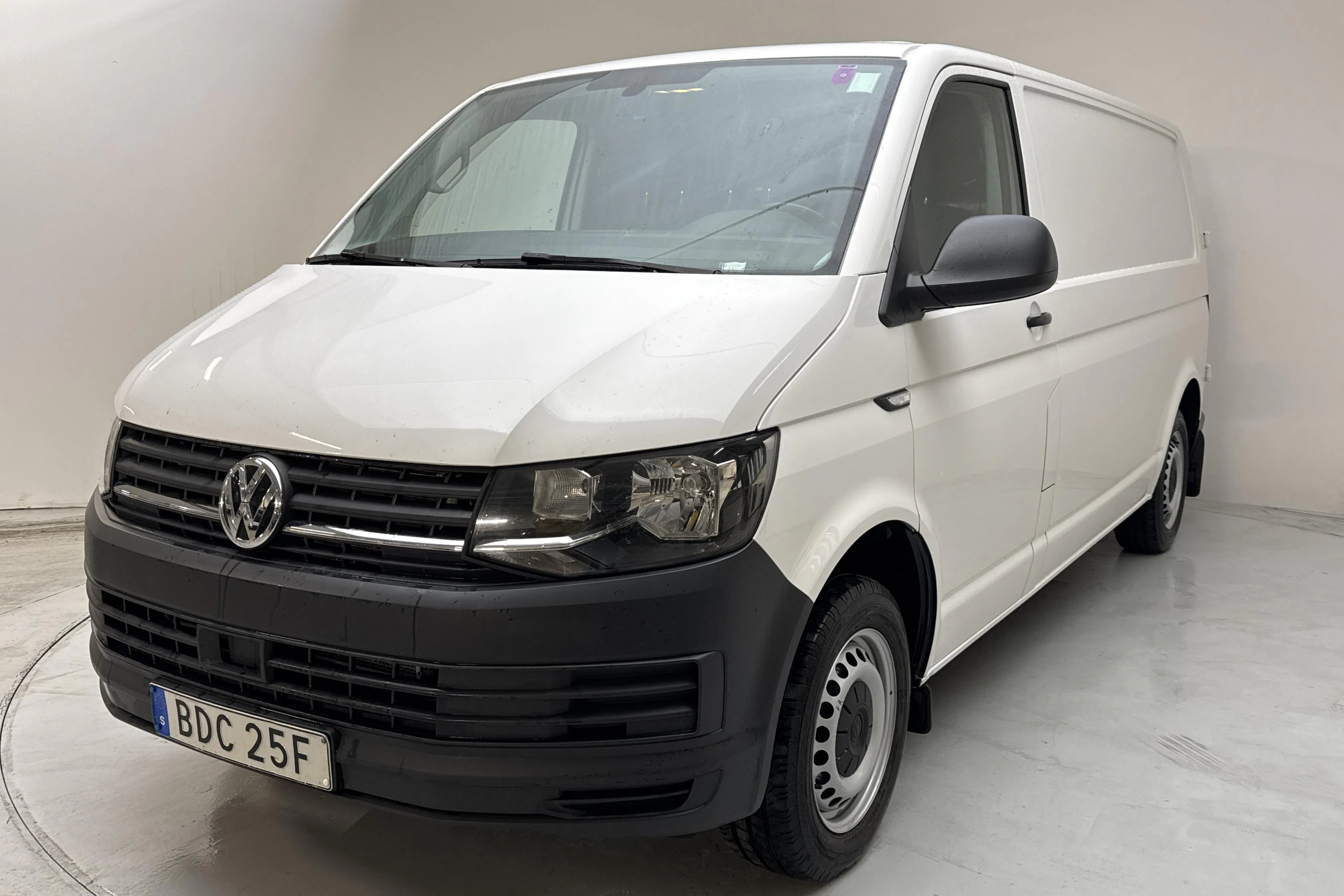 Presentationsfoto 1 av 12: VW Transporter T6 2.0 TDI BMT Skåp (150hk) - 12 585 mil - Automat - vit - 2019