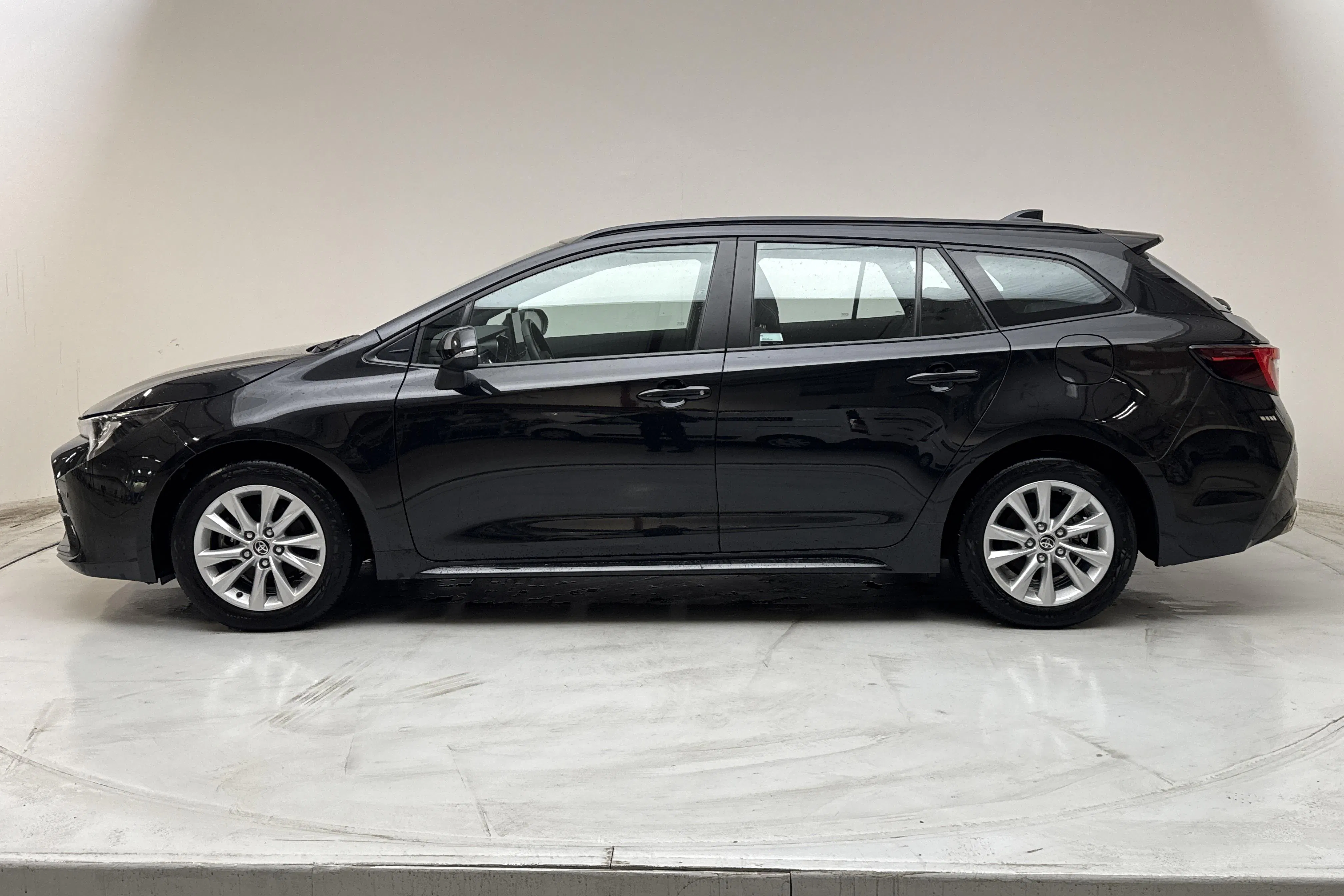 Presentationsfoto 2 av 13: Toyota Corolla 1.8 Hybrid Touring Sports (140hk) - 2 001 mil - Automat - svart - 2023